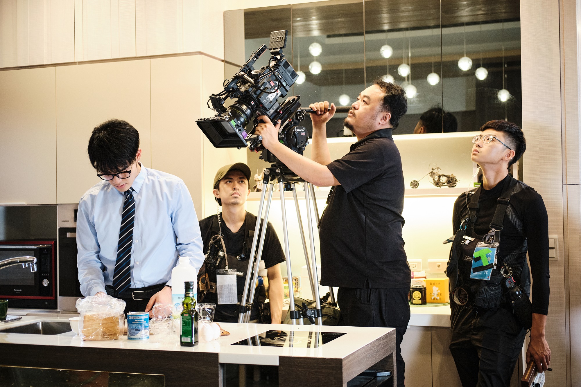 透過大數據調查協助,《大債時代》真實反應世代遭遇,也更貼地氣。(公視提供)