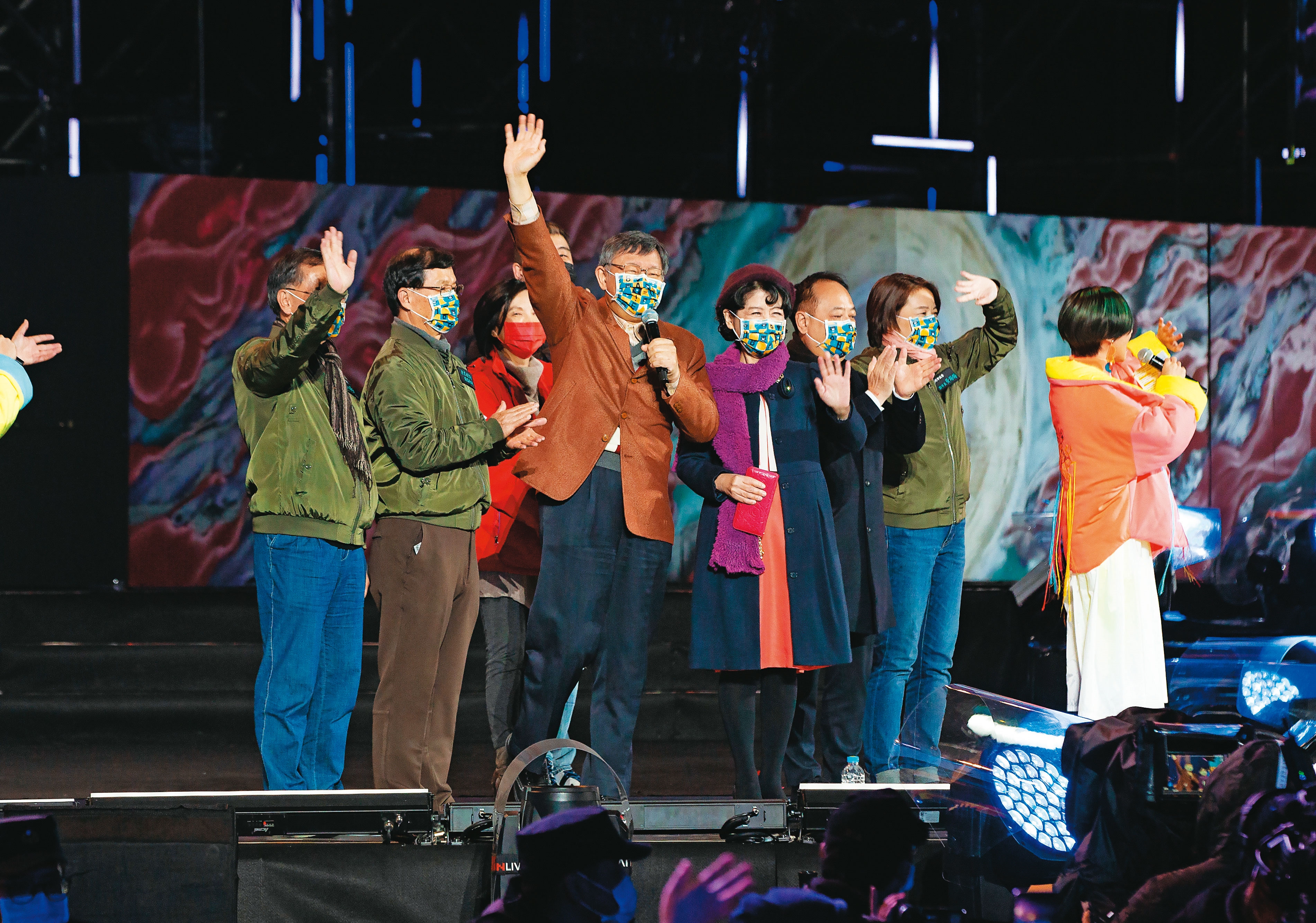 柯文哲（右4）逆風舉辦跨年晚會，未料賴香伶在廣播節目的一席話，讓柯大為光火4度嗆賴。