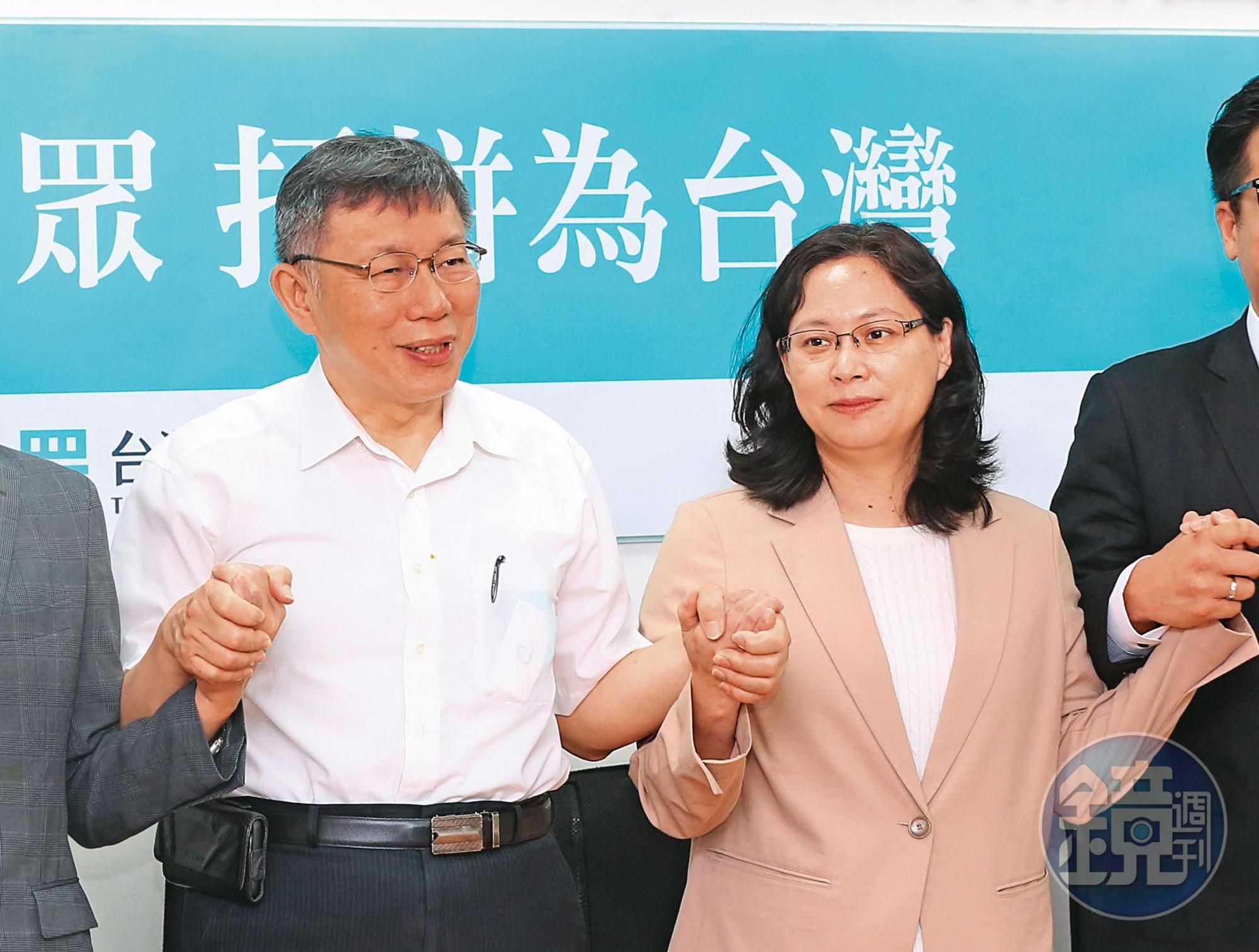 柯文哲(左)原本動念提前辭去民眾黨黨主席,屬意由黨團總召賴香伶(右)接棒,但最後計畫生變。