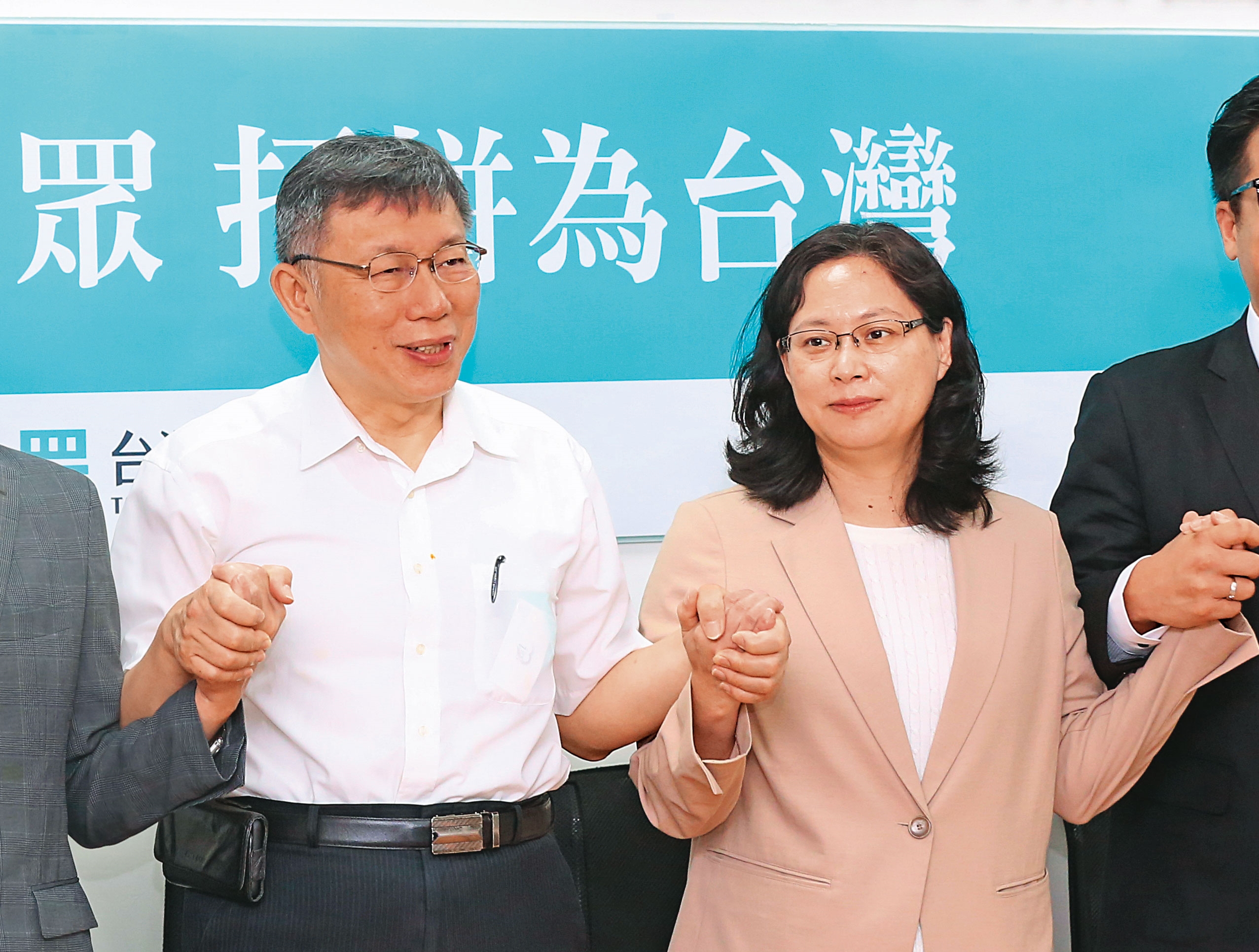 柯文哲（左）原本動念提前辭去民眾黨黨主席，屬意由黨團總召賴香伶（右）接棒，但最後計畫生變。