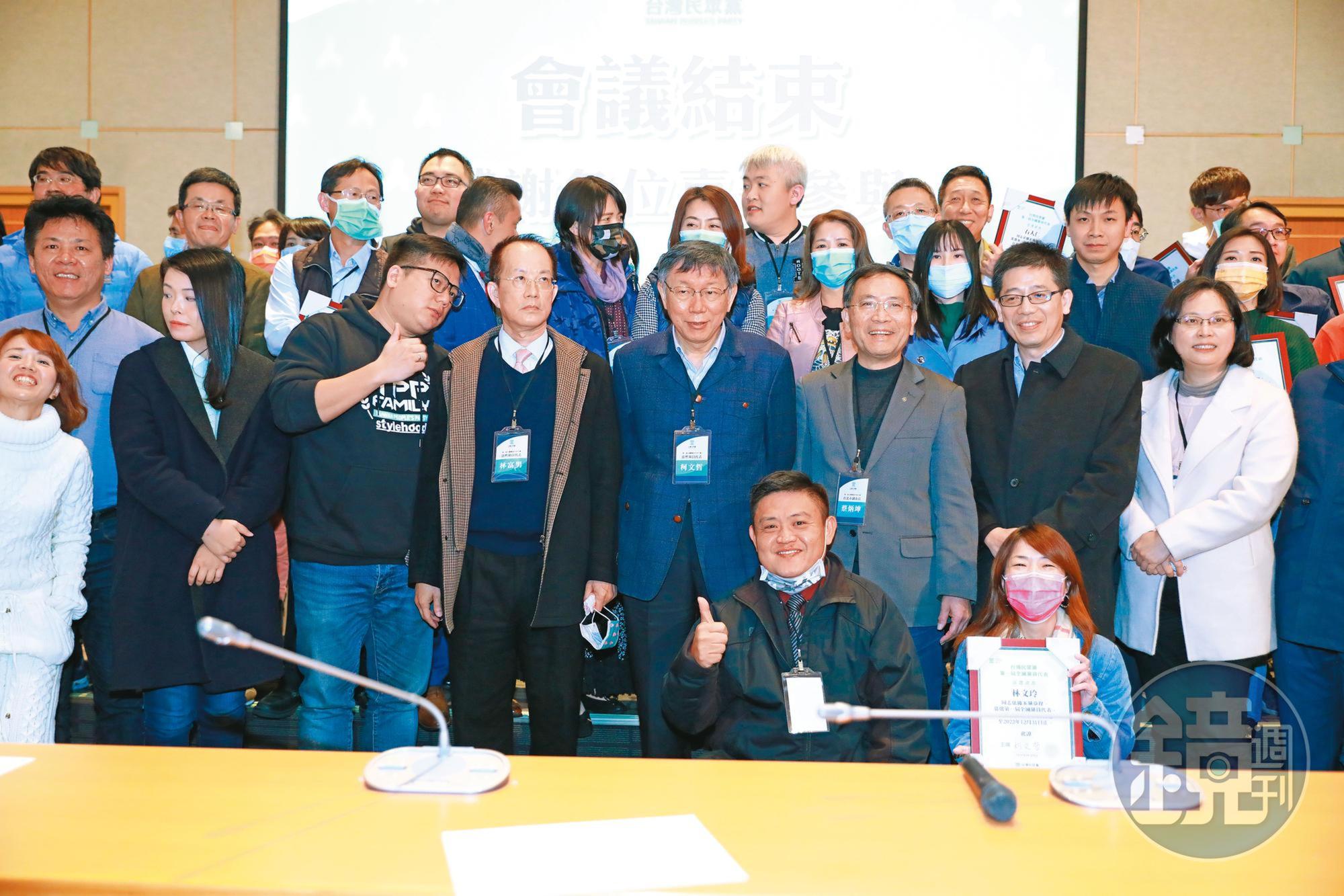 民眾黨首屆中央委員選舉,原被預料有所斬獲的蔡壁如系統最後幾乎全軍覆沒,她當天也早退,未與黨內要角合影。
