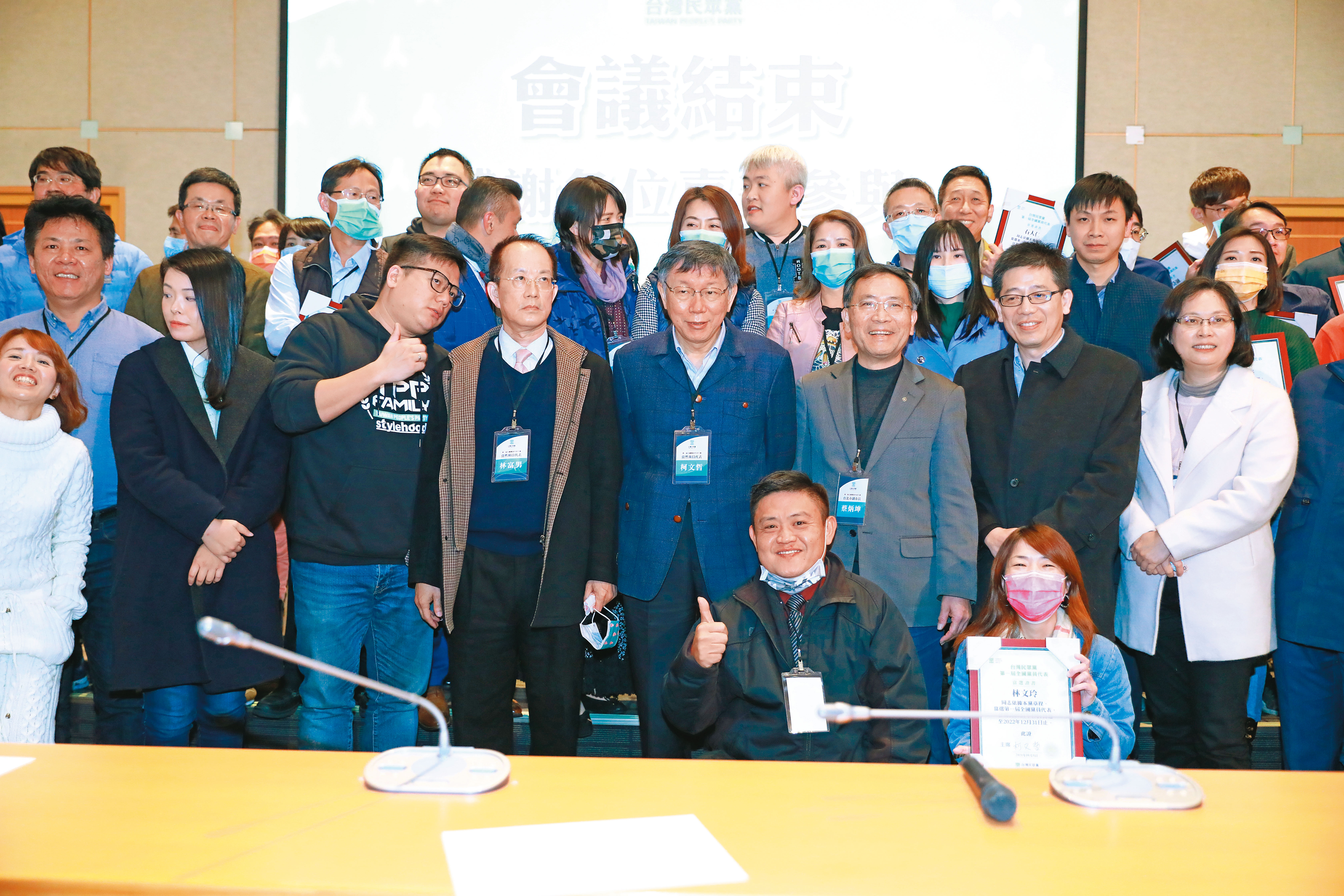民眾黨首屆中央委員選舉，原被預料有所斬獲的蔡壁如系統最後幾乎全軍覆沒，她當天也早退，未與黨內要角合影。