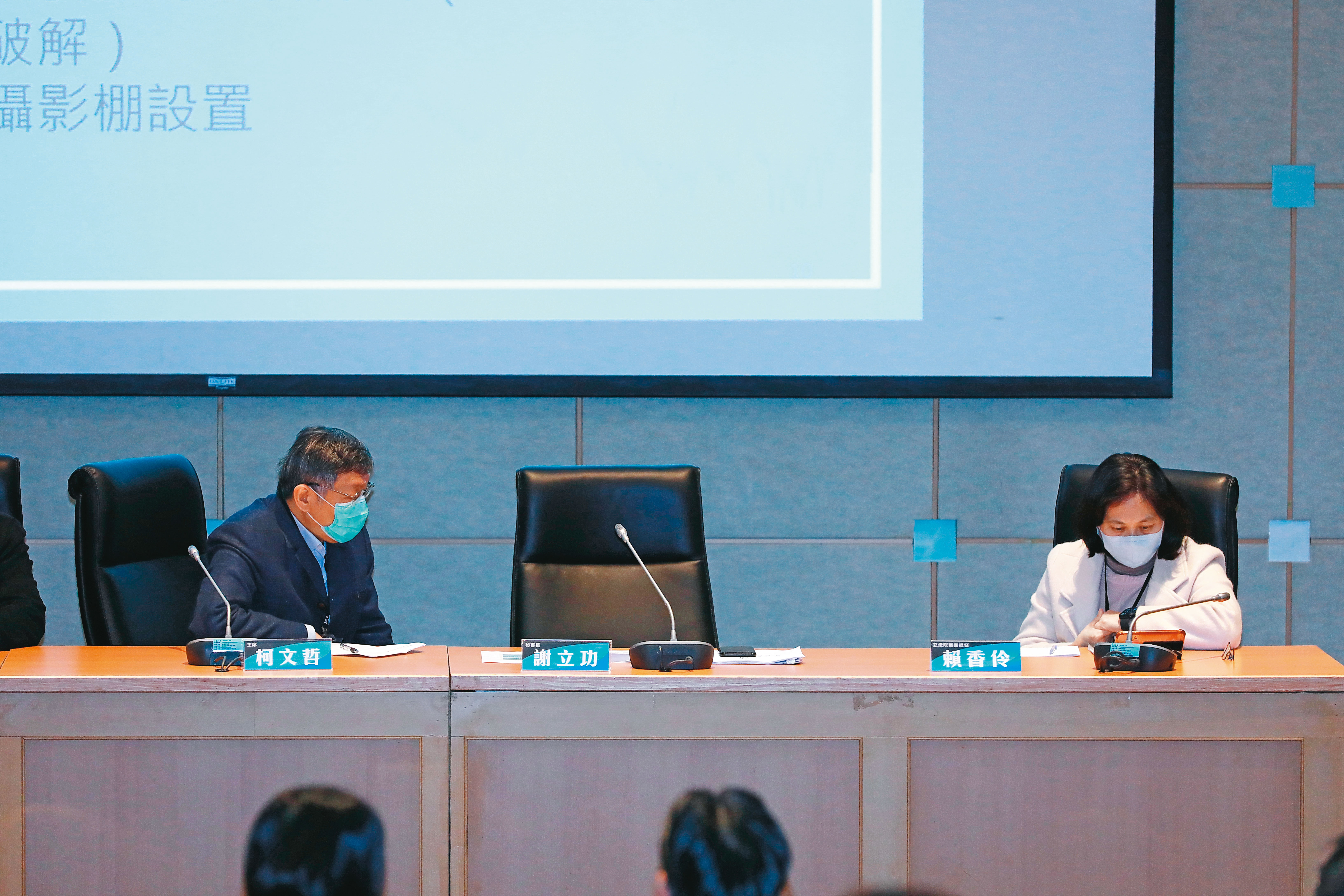 工運、北市勞工局長出身的賴香伶（右），因對北市照辦跨年晚會有不同意見惹怒柯文哲（左），2人信任關係不若以往。圖為2人出席黨代表大會。
