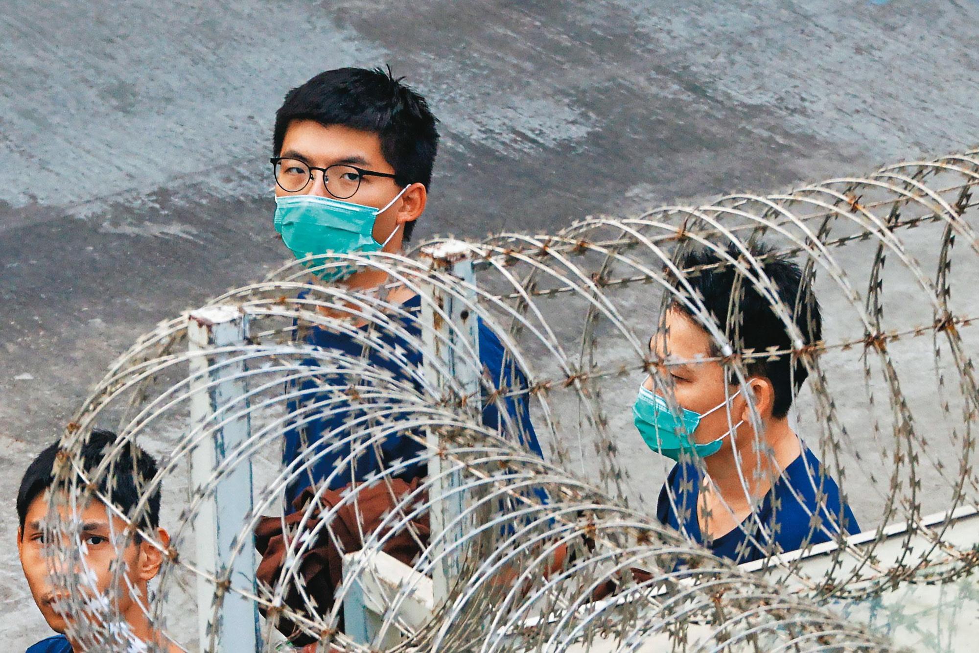 1月7日，黃之鋒在獄中再度遭到逮捕，並首度被控違反香港《國安法》中的「顛覆國家政權」。圖為2020年12月3日，黃之鋒在荔枝角收押所。（達志影像）