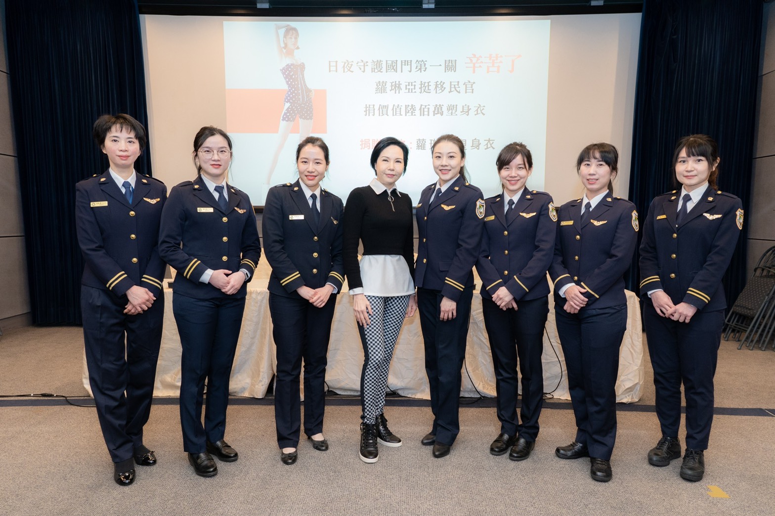 MIT手工塑身衣龍頭蘿琳亞體恤移民官工作辛勞，致贈50套總價值570萬元塑身衣，幫助改善久站久坐造成的職業傷害。（蘿琳亞提供）