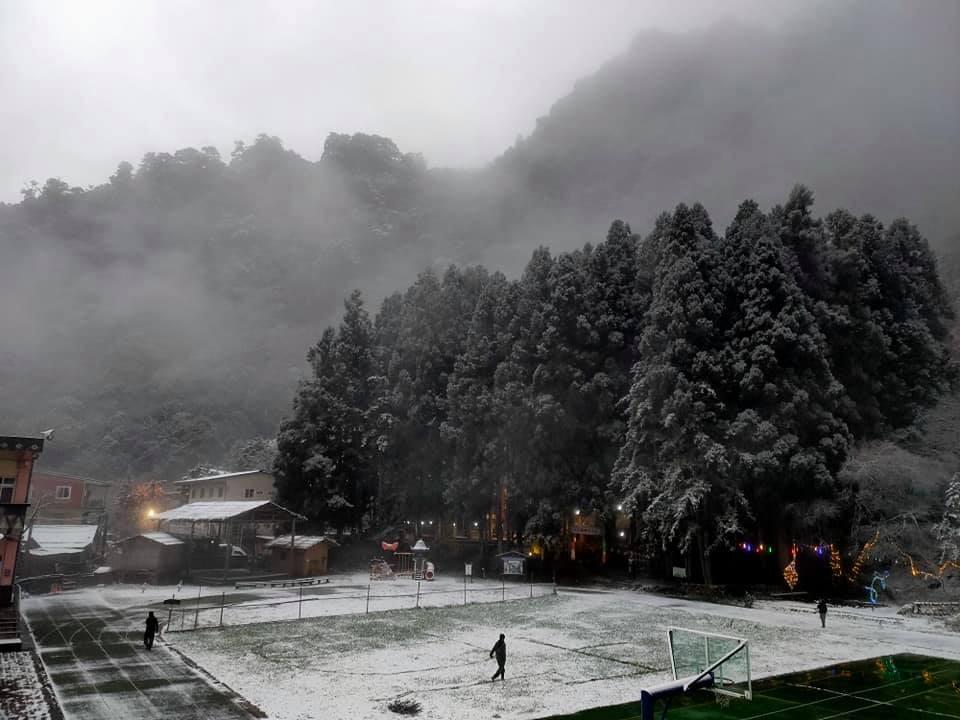 新竹縣4間國小則是因為學校下雪宣布停課。(翻攝新光國小)