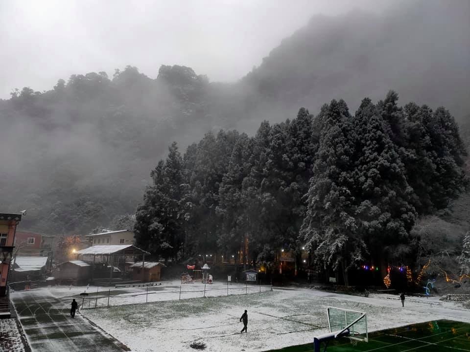 新竹縣4間國小則是因為學校下雪宣布停課。（翻攝新光國小）