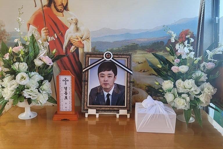 韓國主持人景東浩腦死後出殯當天,其母親也跟著逝世。(翻攝自IG)