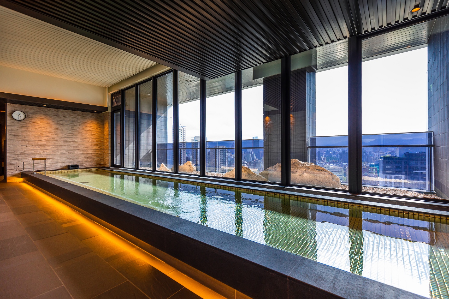 「和苑三井花園飯店」頂樓特別設置男女大浴場，讓住客泡澡的同時，也能眺望台北都會美景。