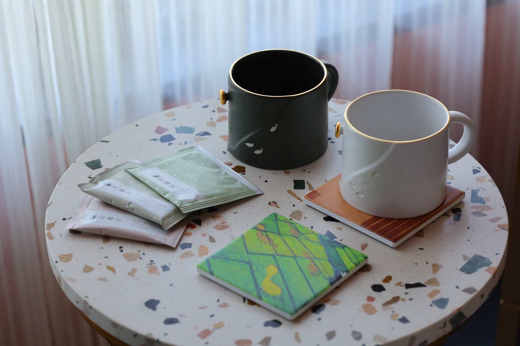 客房備品是印有齊柏林空拍作品的杯墊、鶯歌瓷杯和台灣品牌好茶。