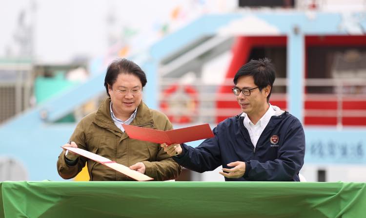 林右昌與陳其邁簽署備忘錄,推動「高基雙港漫遊趣」郵輪觀光合作。(翻攝自林右昌臉書)