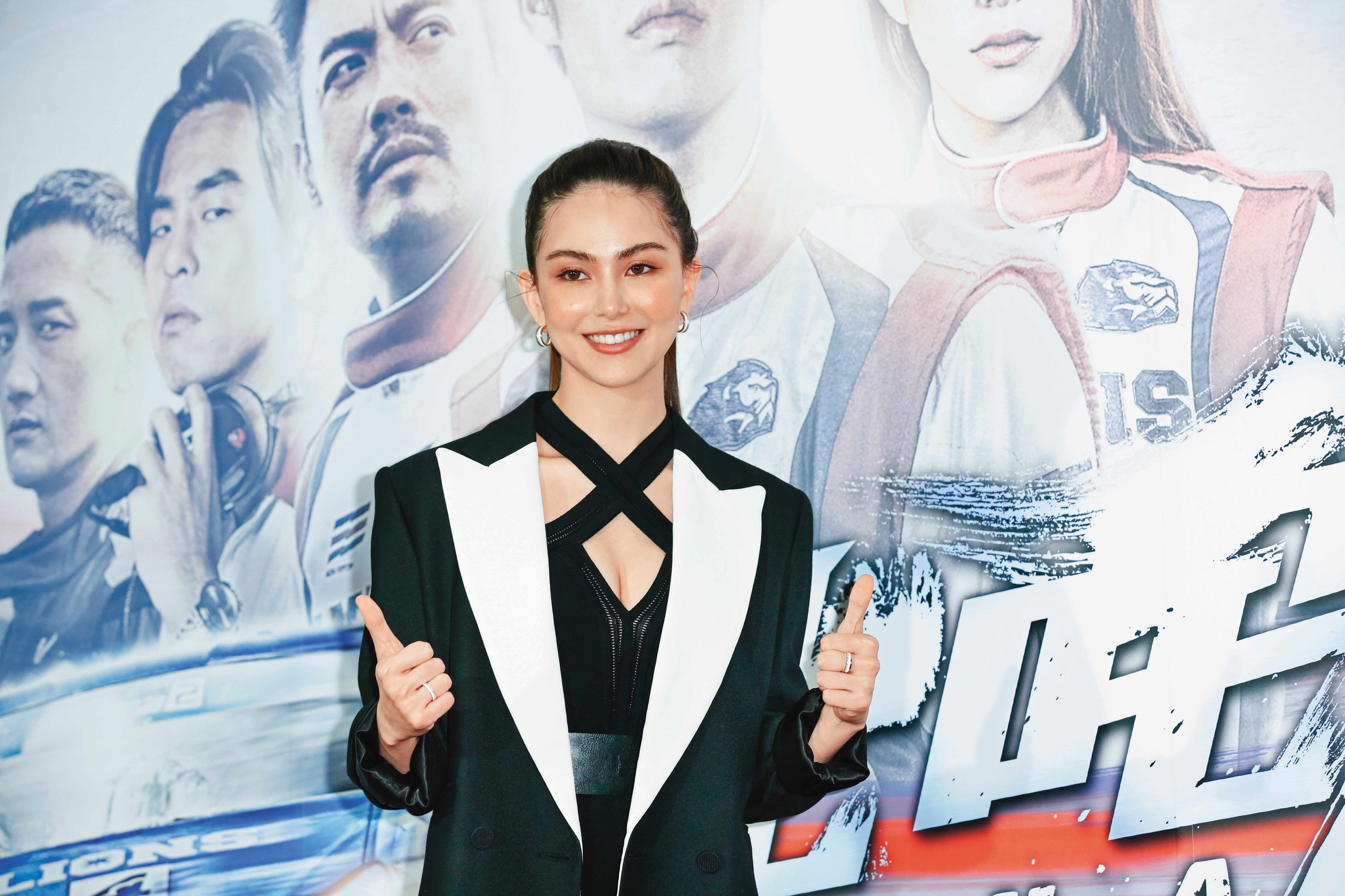 「毛長齊」是火熱爆紅的流行語，昆凌示範「毛長齊」流行趨勢—頭毛打理得又長又齊。