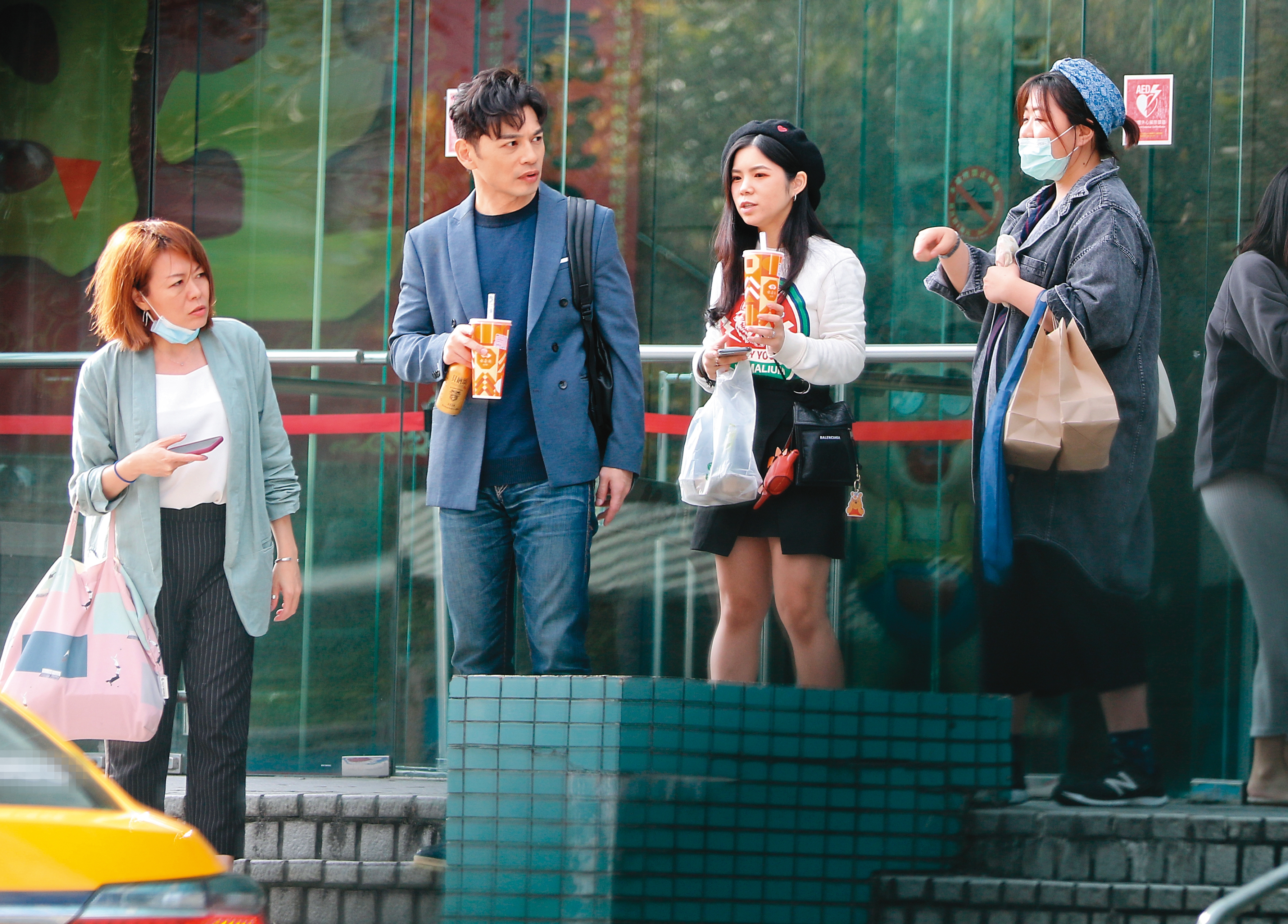 阿Ken近來的日子很「單身」，去中天錄影結束，工作人員陪他走出門，最後自己搭計程車離開。