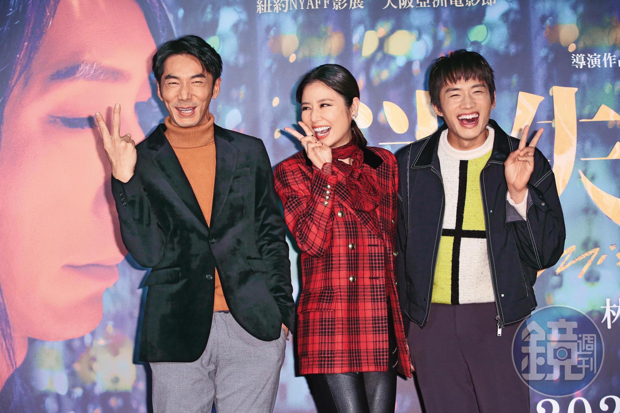 李李仁(左)中指加食指「買一送一」醬就對了!與林心如(中)、陳澤耀(右)開心比Ya,傳遞正能量。