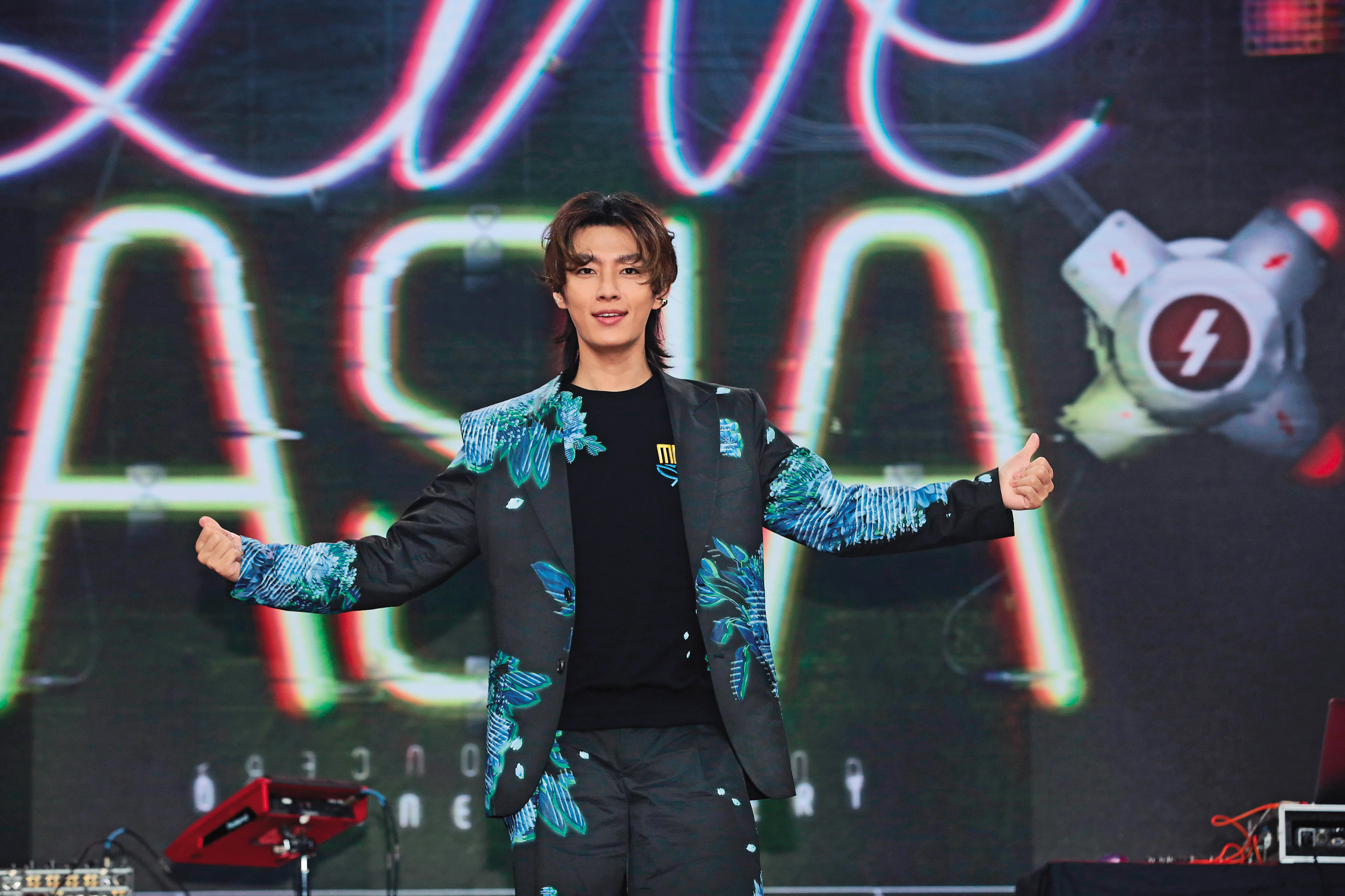 ♪對你愛、愛、愛不完～♪（手勢比5轉一圈）30年前，郭富城引領的麥當勞M字瀏海又流行了，炎亞綸也趕時髦Sedo。