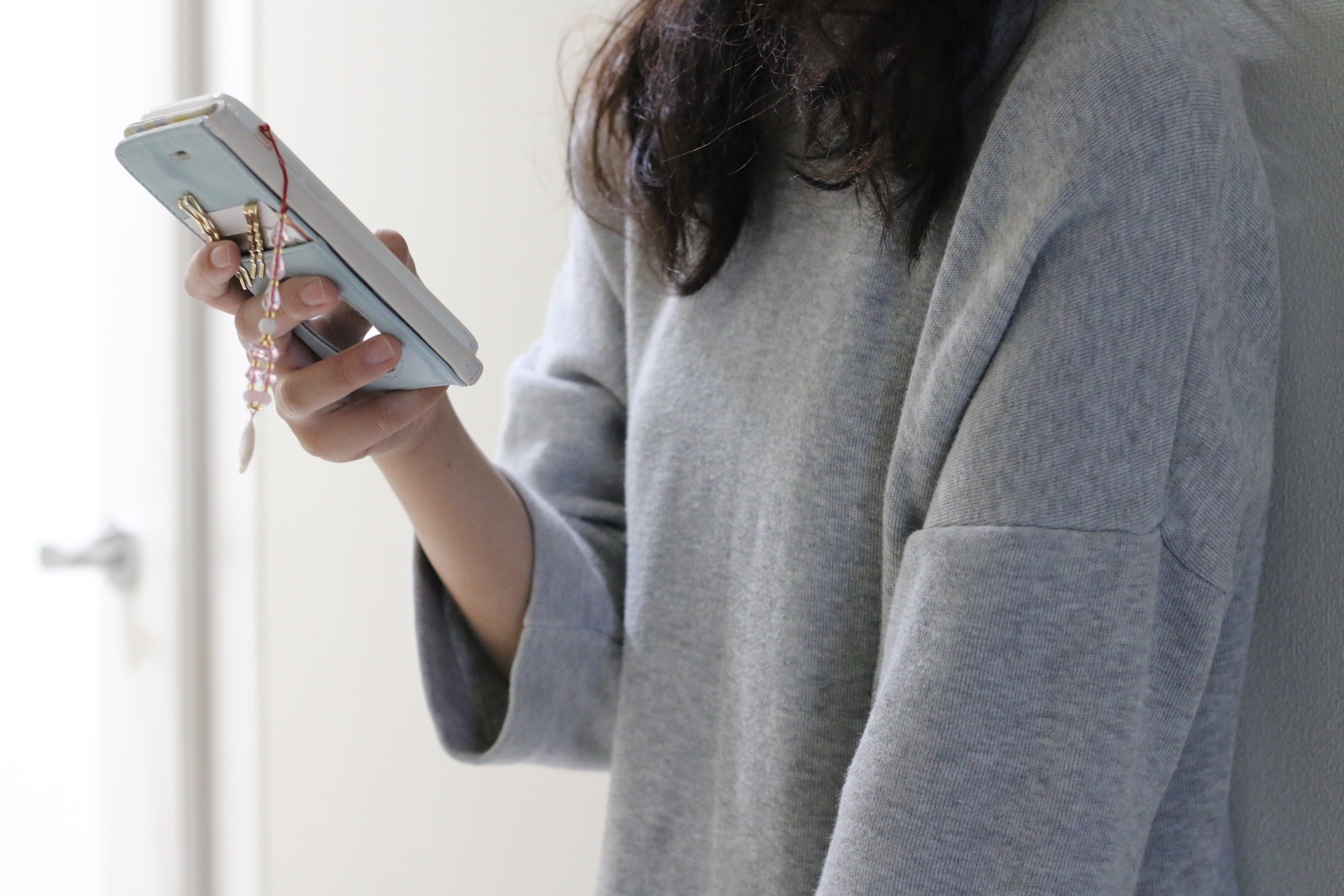 打電話去餐廳訂位時，報姓氏常鬧出許多笑話。（示意圖，photoAC）