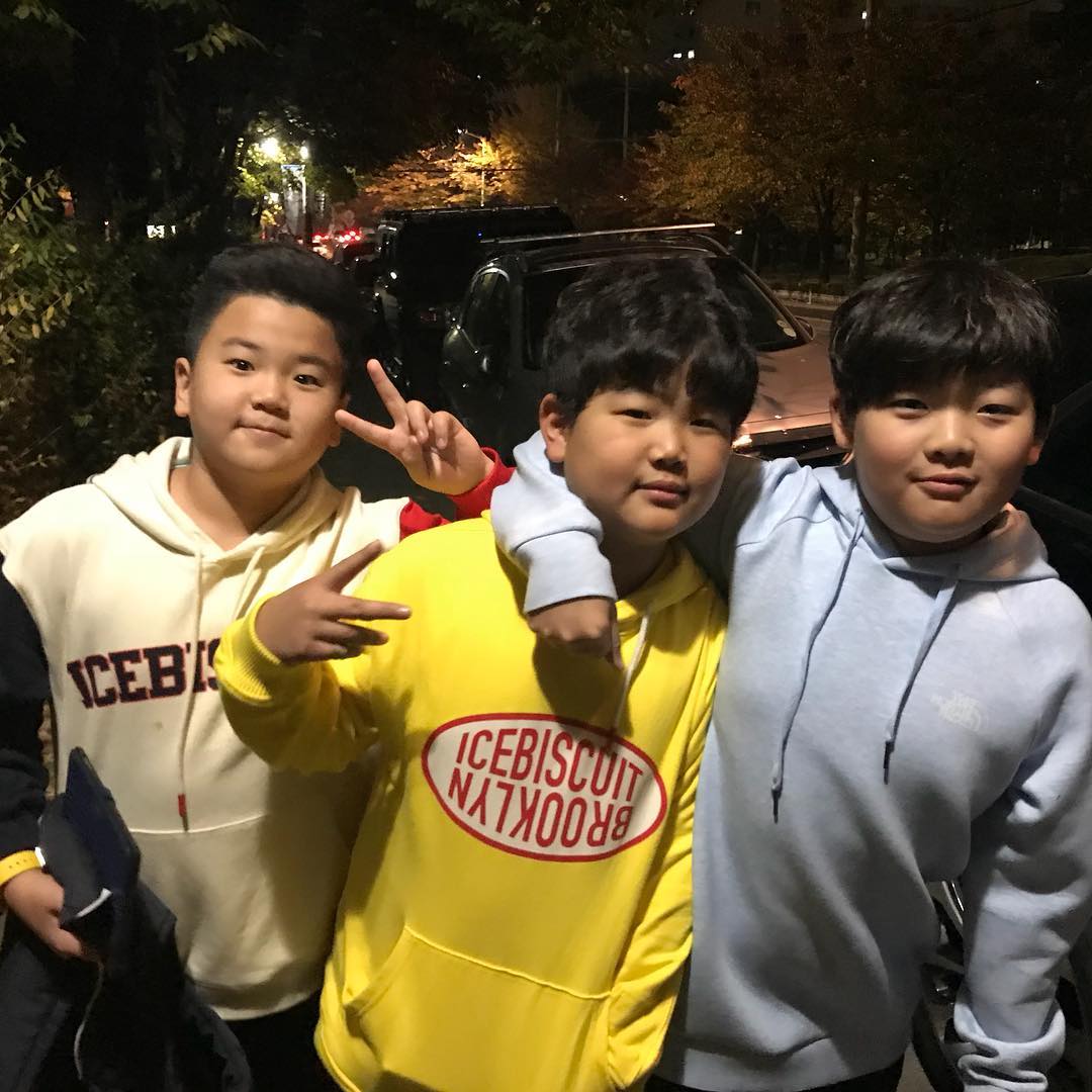  《爸爸！今天去哪裡？》的小朋友都長大了，小時候圓滾滾的尹厚（左）已經不是最胖代表，俊秀（中）和成俊反而比較像親兄弟。（翻攝李鍾赫IG）