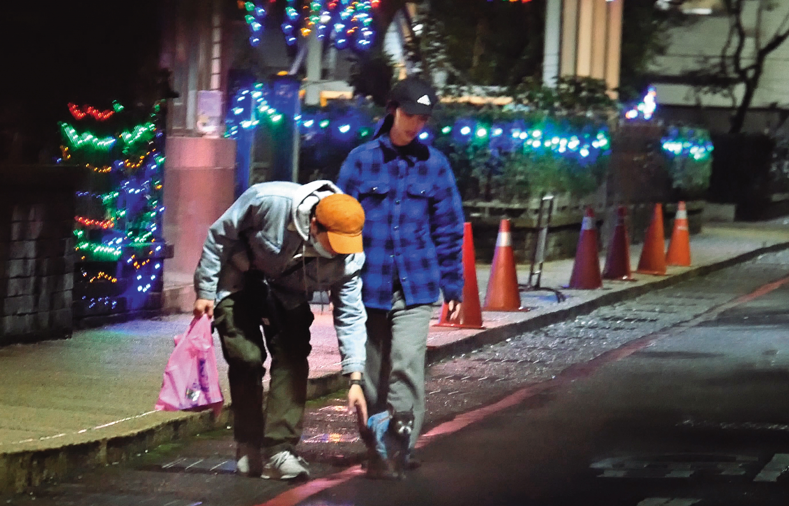 2020年12月20日19：01，書偉（左）準備一把抱起狗狗回家，勇兔（右）緊跟在後。