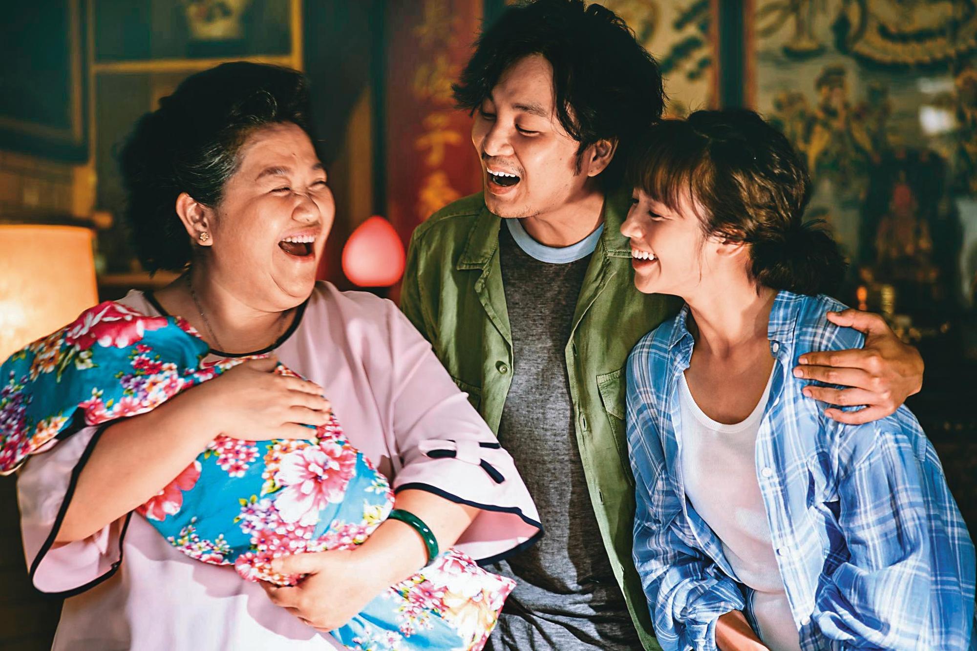 書偉(中)靠著《我的婆婆》聲勢再起一波,只是劇中他的感情線以黃姵嘉(右)為主。左為鍾欣凌。(公視提供)