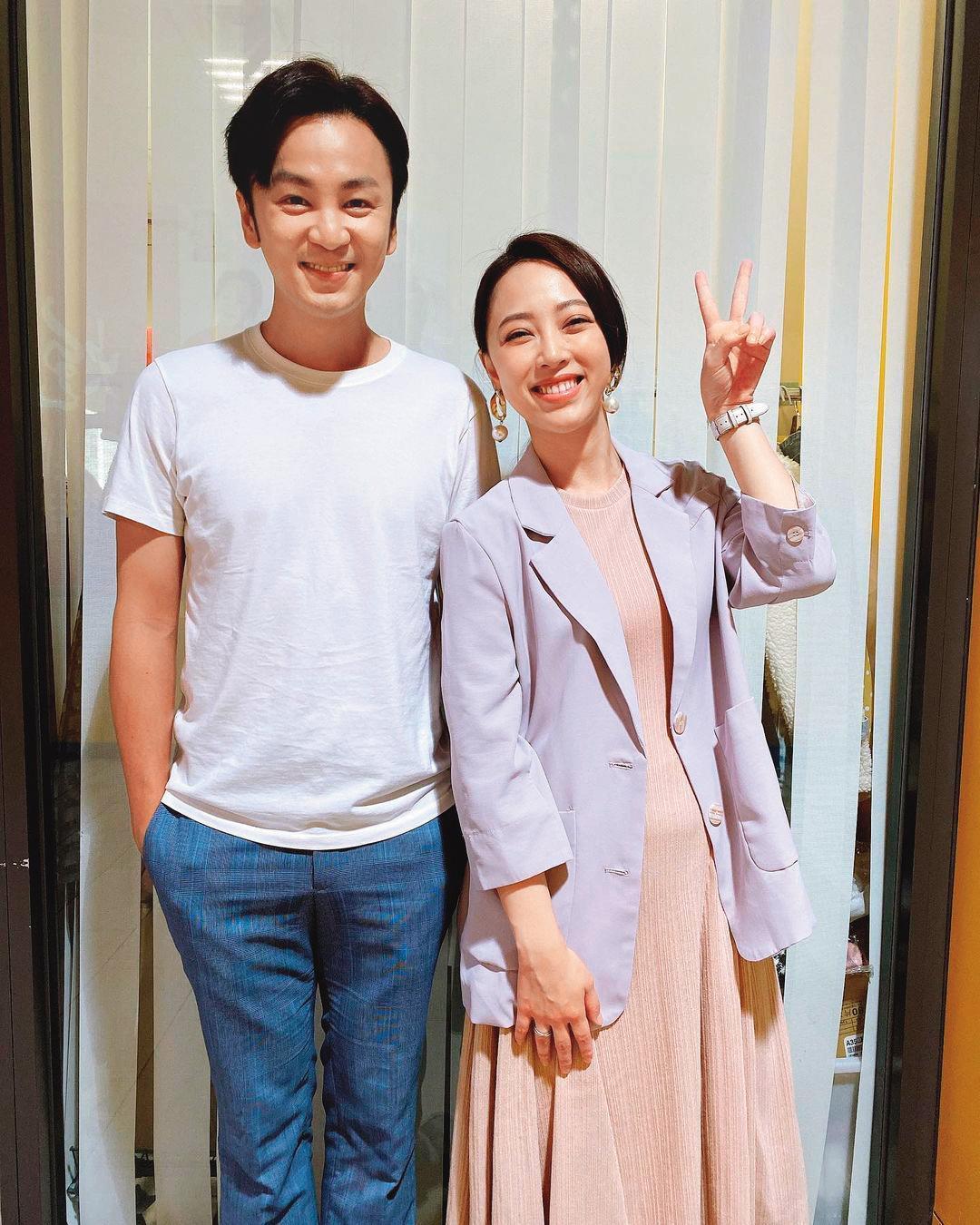 書偉(左)大勇兔10歲,住得很近,又是同個經紀公司;兩人拍起照來肢體相當沒有距離。(翻攝自勇兔IG)