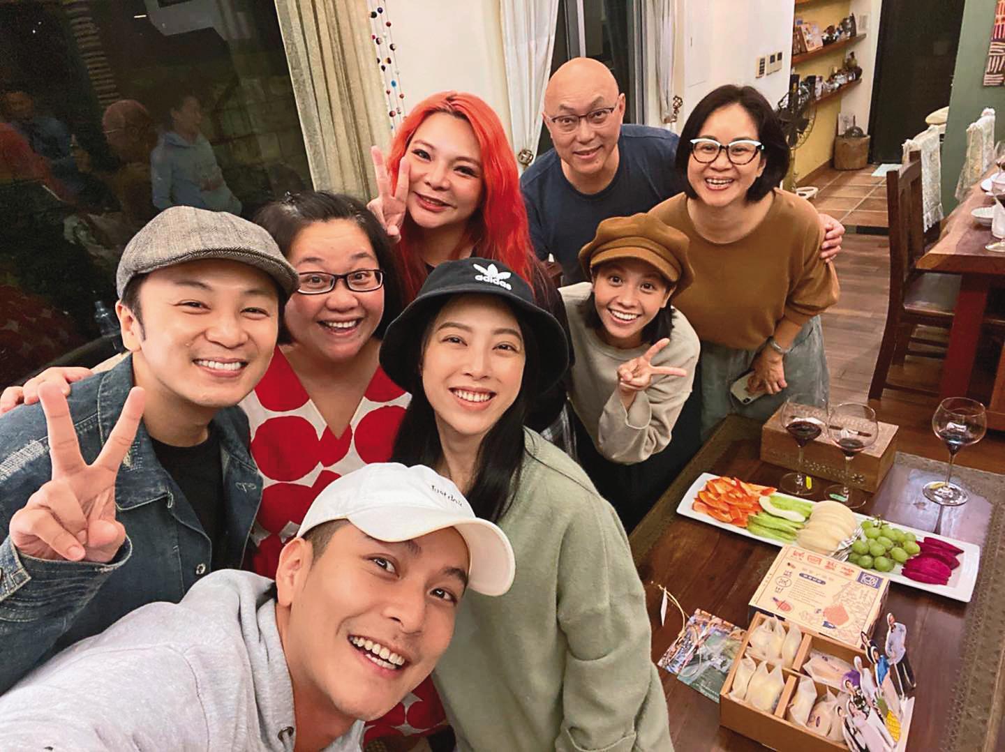《我的婆婆》演員聚會時,看得出來書偉(左排左一)與勇兔(右排左二)已是一對,兩人肉體相當誠實。(翻攝自黃姵嘉臉書)