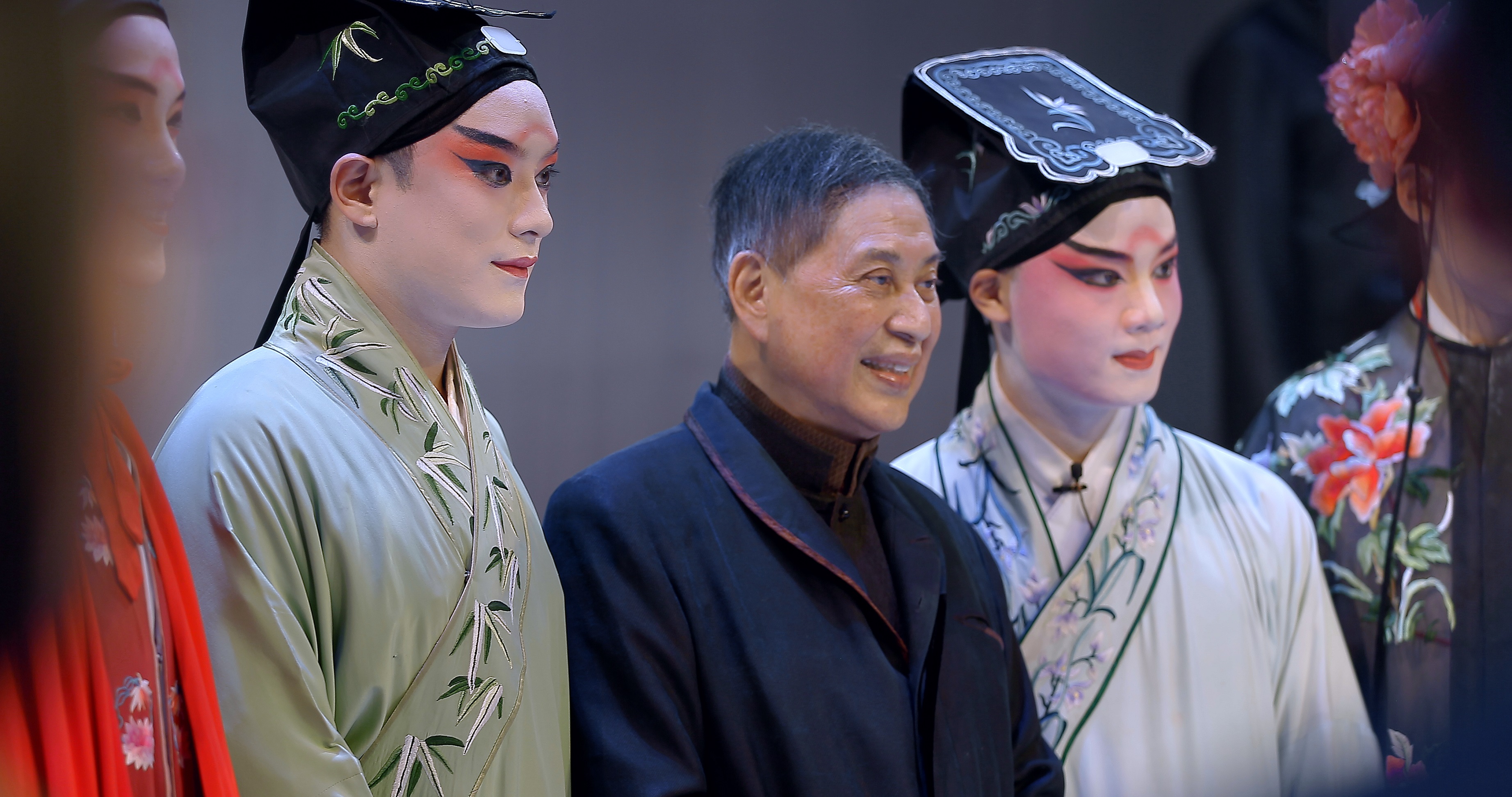 作家白先勇（中）催生了紀錄片《牡丹還魂——白先勇與崑曲復興》，以影像記錄他18年來推動崑曲復與和傳承的過程。 （藝碩文創提供）