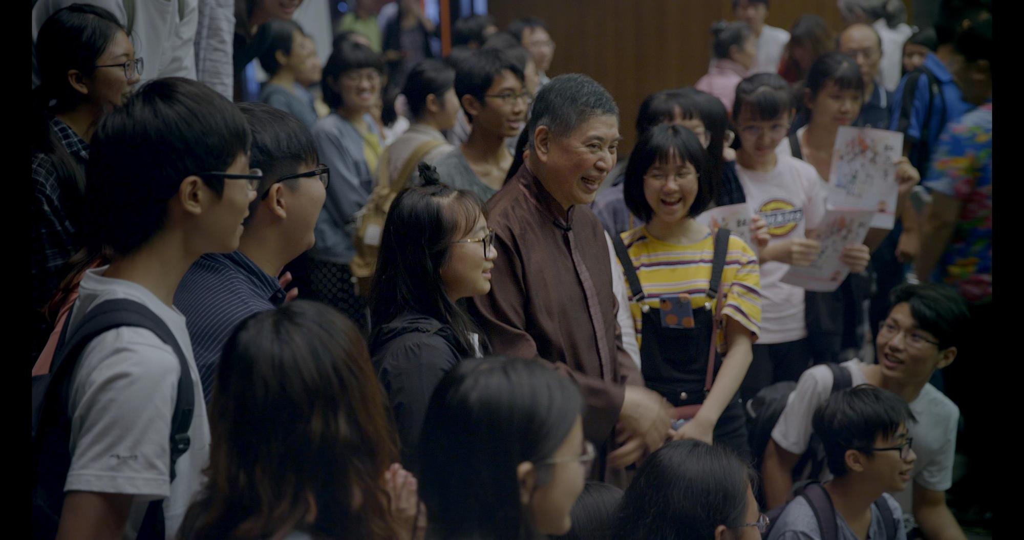 白先勇（左4）大力推廣崑曲走進校園，引起年輕觀眾共鳴，成果斐然。（藝碩文創提供）