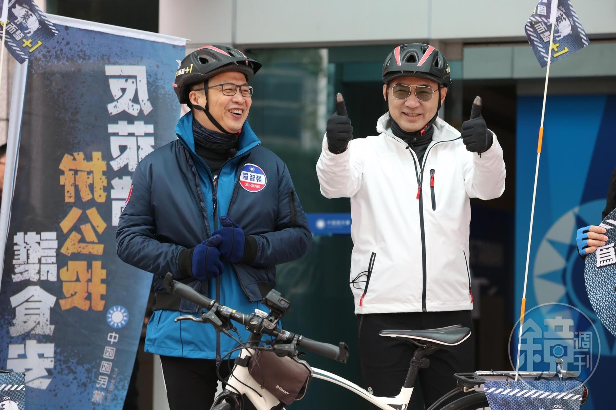 國民黨主席江啟臣(右)今出席由台北市議員羅智強(左)發起的「公投連署,縱騎台灣」活動。