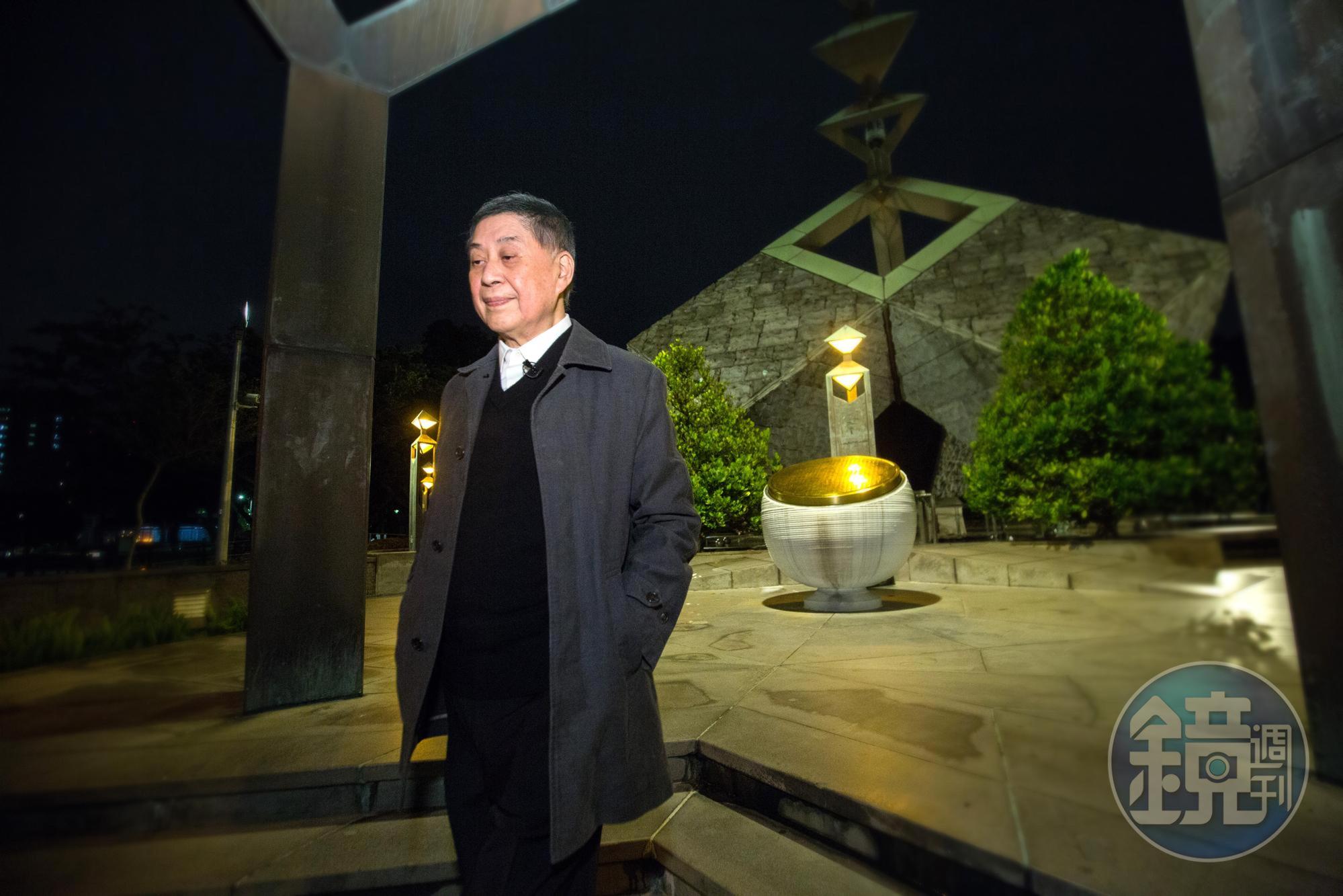 白先勇堅持到二二八紀念公園,為我們講述父親在二二八衝突中,抵達台灣第一事即下令「公開審判,停止行刑」、救了不少台灣人的故事,講到天色都黑了。