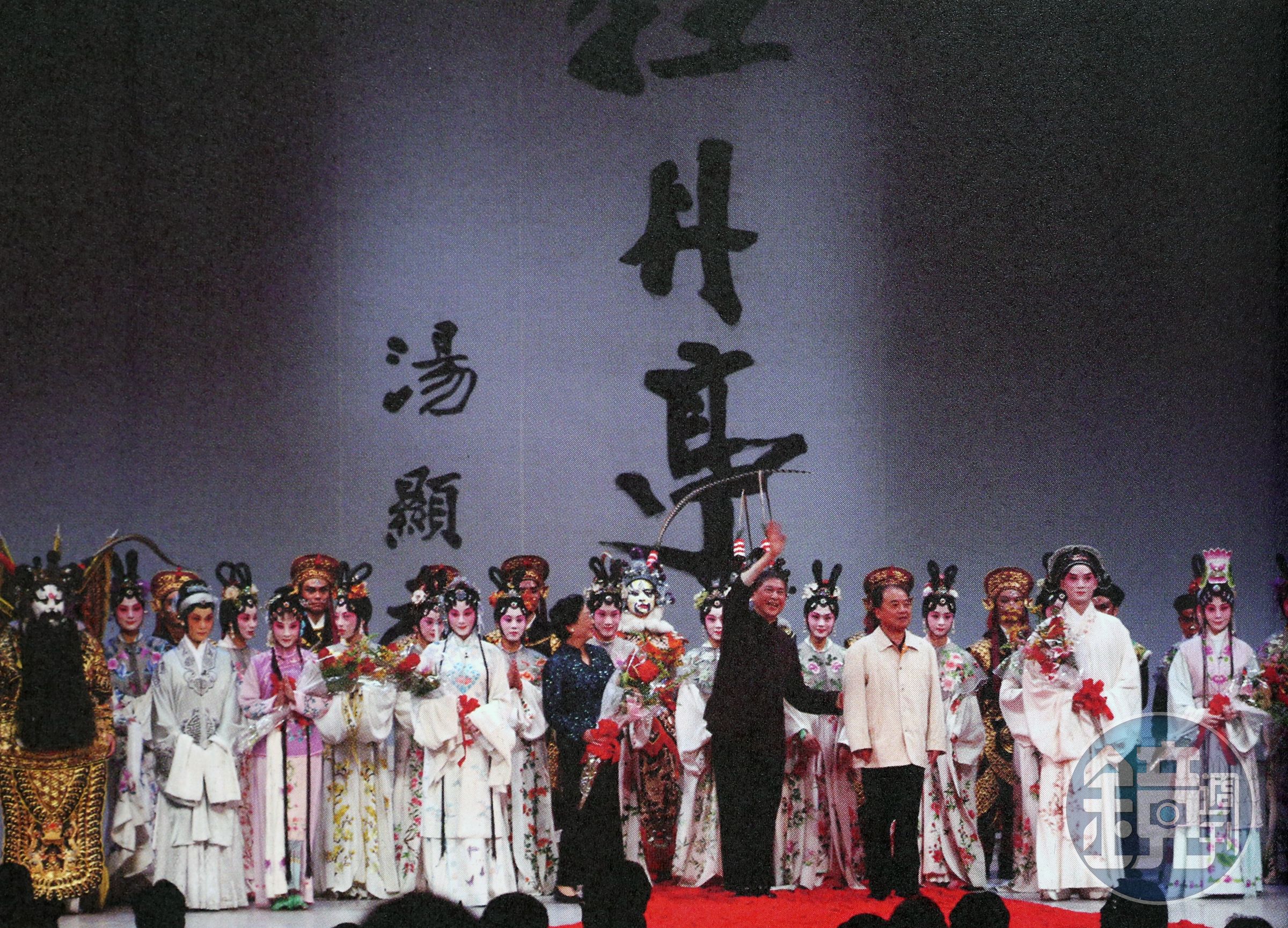 白先勇（黑衣者）製作《青春版牡丹亭》，改編自明代劇作家湯顯祖的《牡丹亭》。湯顯祖早莎士比亞14年出生，《牡丹亭》創作時期和《羅密歐與茱麗葉》相近，東西方劇作大師亦常被比較研究。（攝影：許培鴻）