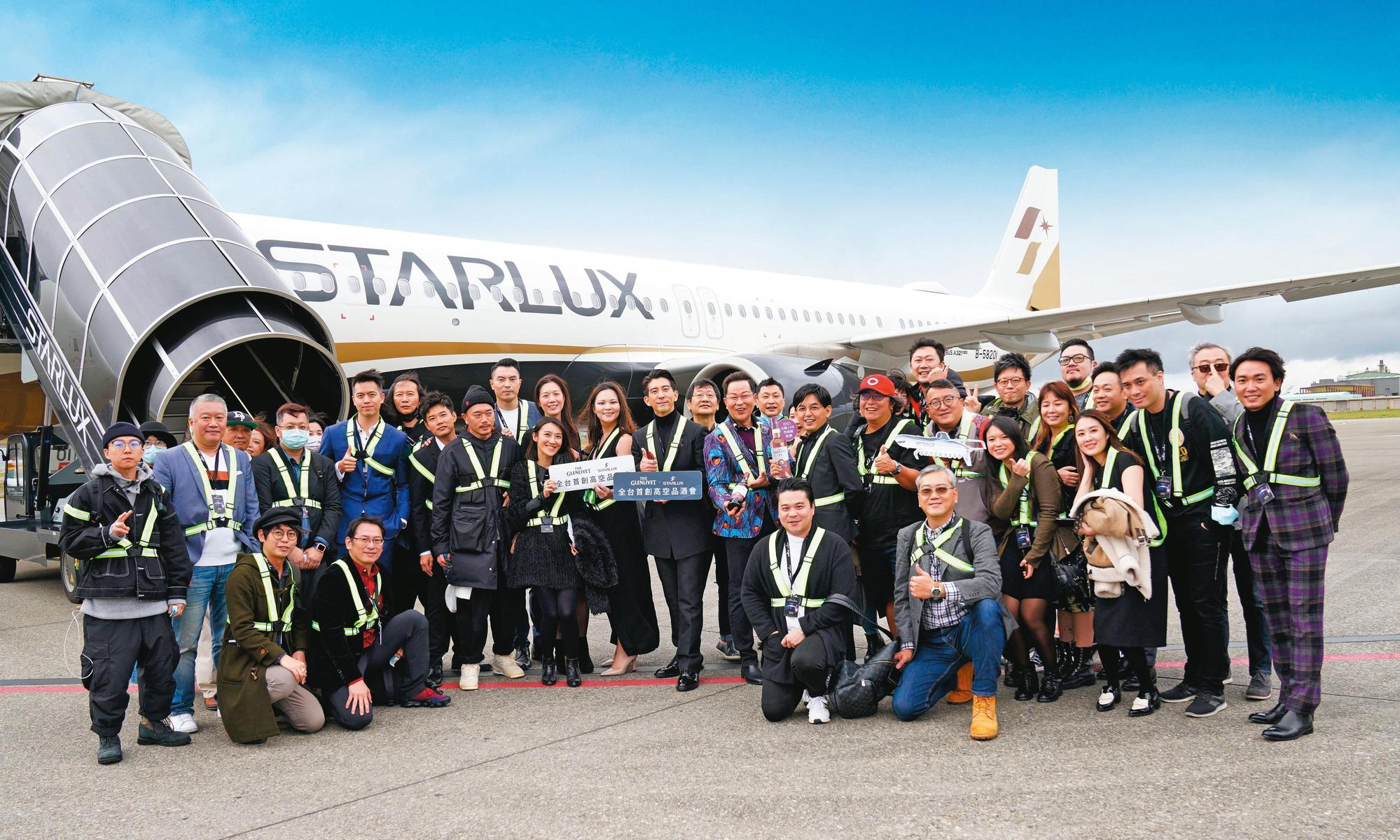 格蘭利威攜手星宇航空,首創高空品酒會與貴賓一同合影留念。
