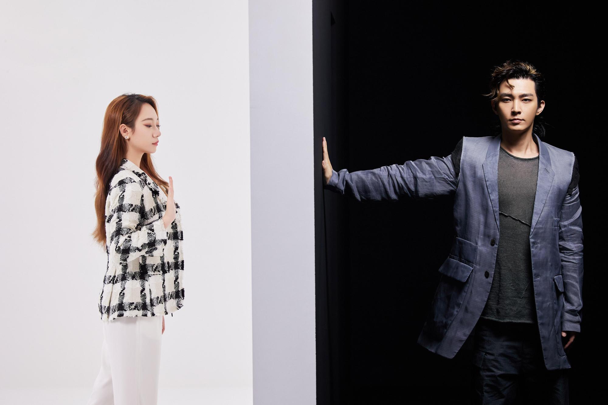 炎亞綸(右)新專輯第二波主打歌〈不安室的奈美惠〉聯手Julia吳卓源(左)以latin house曲風打造新歌。(索尼音樂提供)
