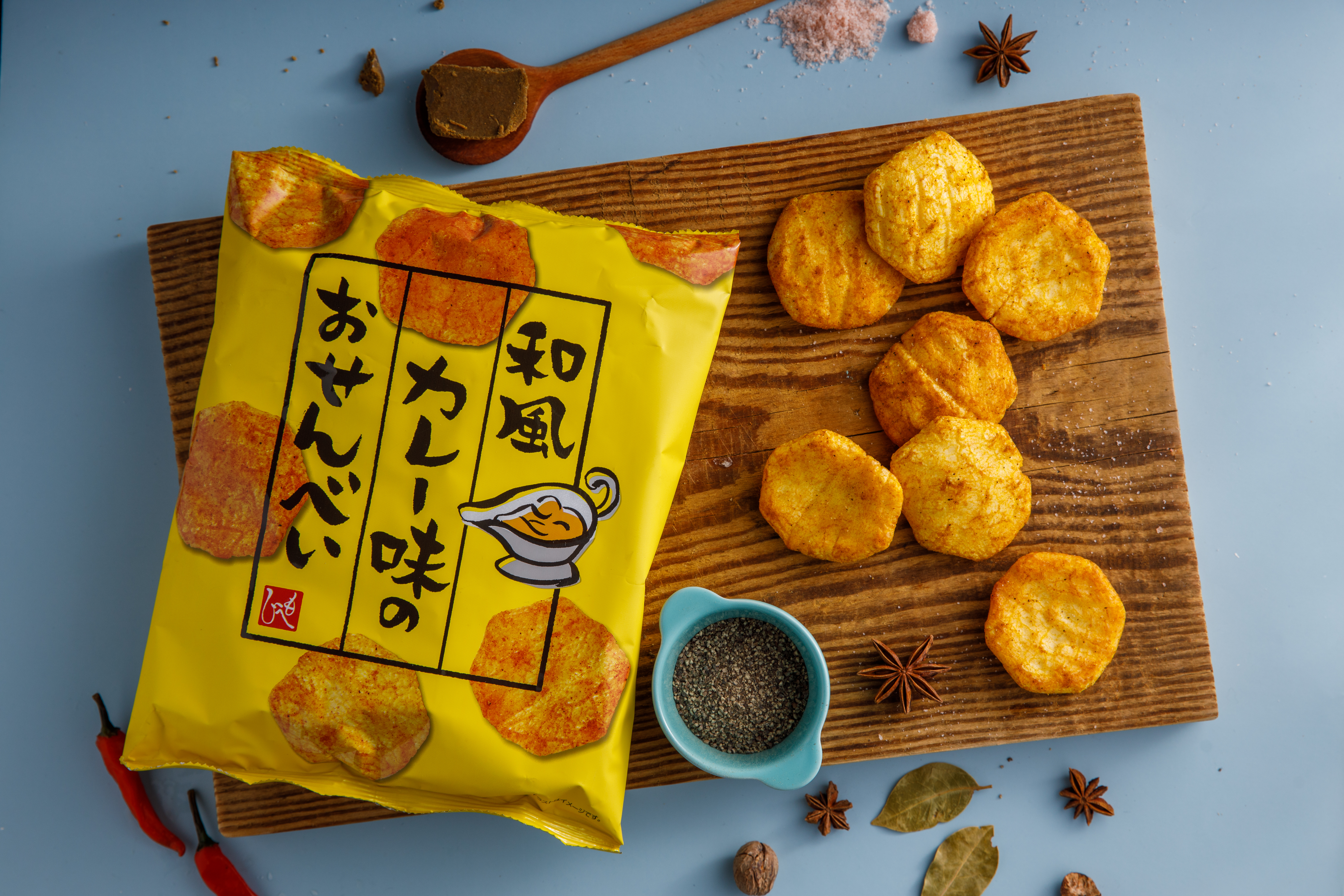 「和風咖哩仙貝」咬起來蓬鬆化口，咖哩香料的氣味很濃郁。（89元／包）
