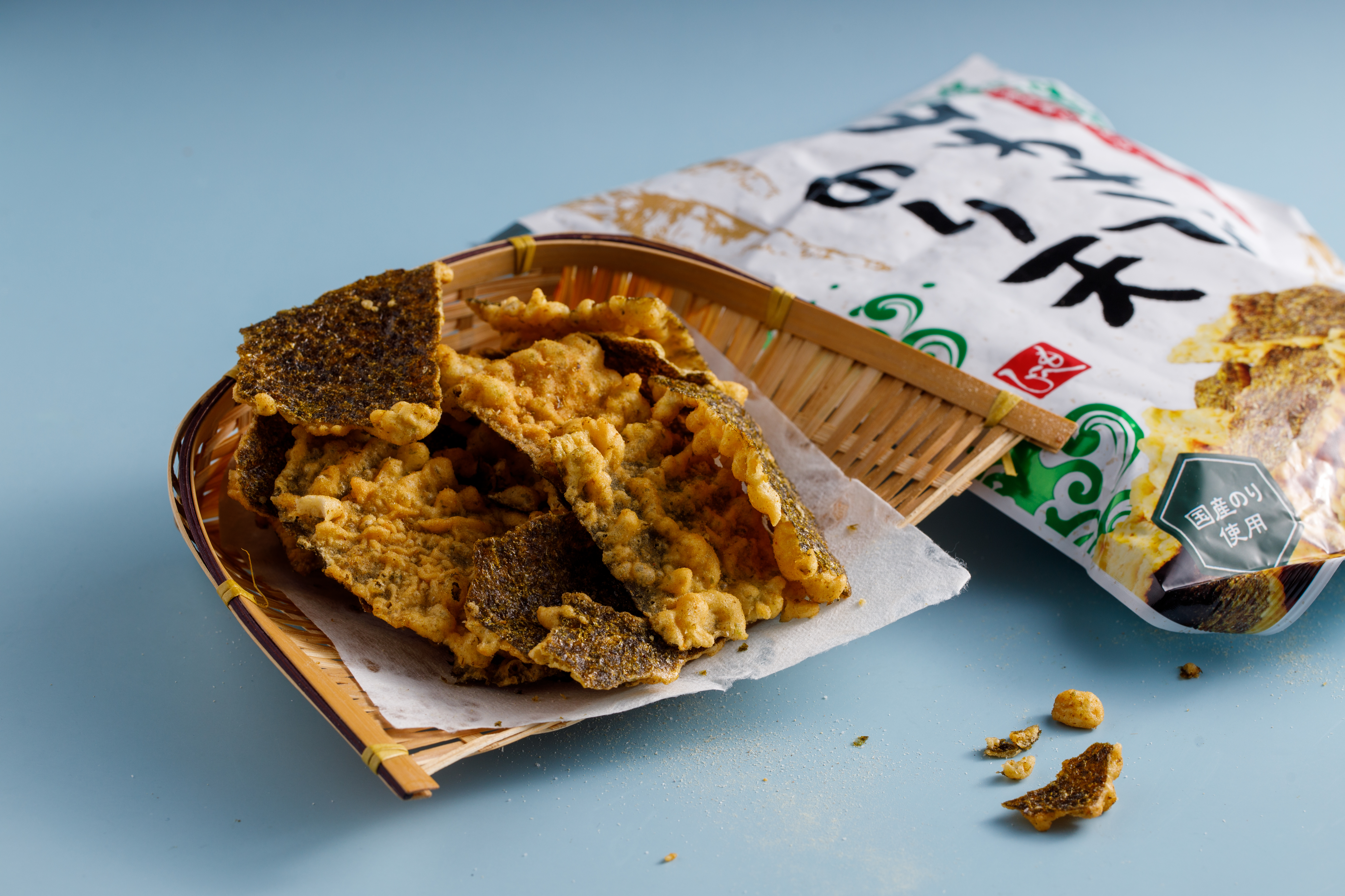 「山芥末風味炸海苔餅乾」有剛起鍋的酥脆感，芥末粉辛香卻不會嗆辣難受。（129元／包）