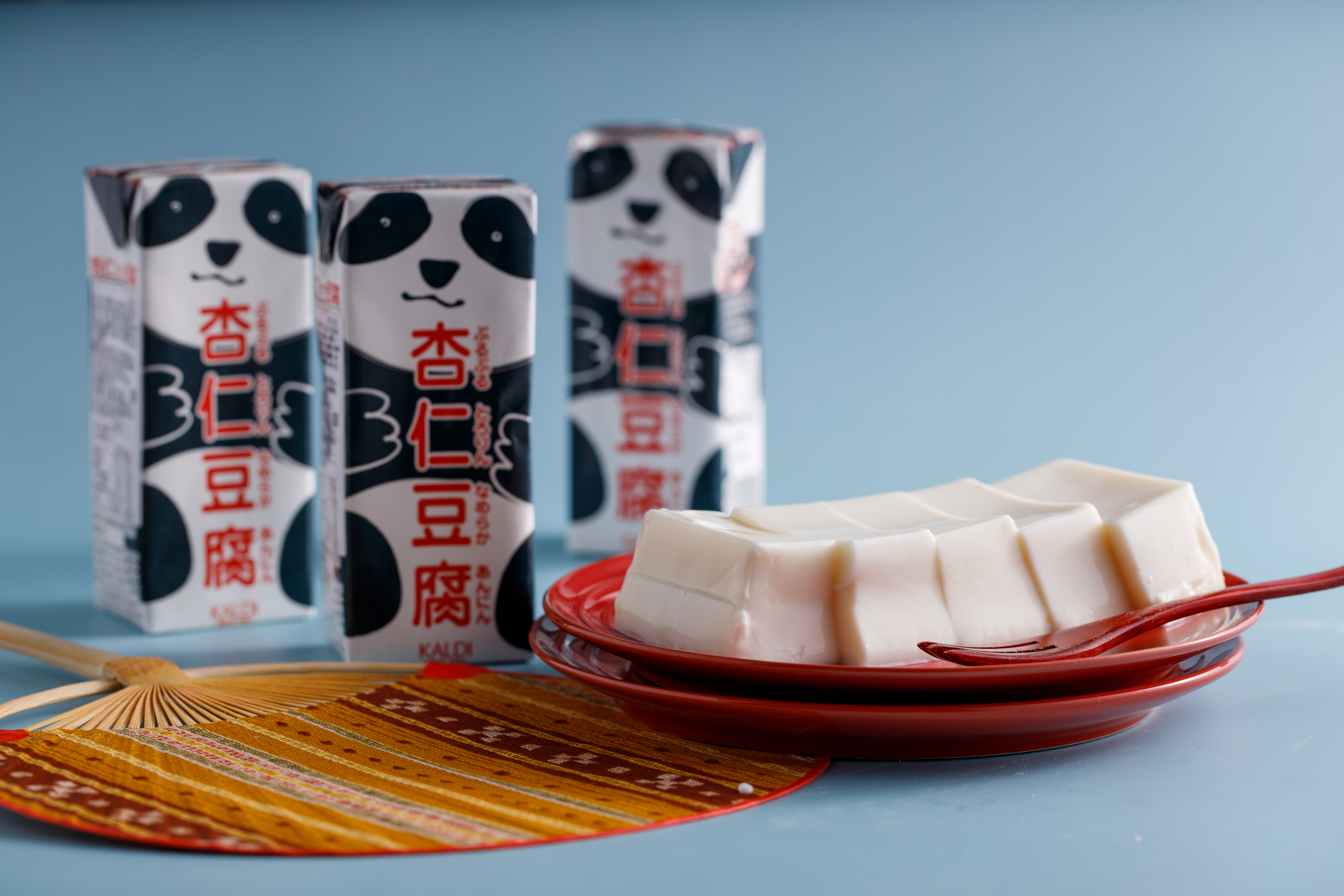 「熊貓杏仁豆腐」冰過再吃的口感像奶酪，杏仁味濃卻不刺鼻；加熱變成杏仁漿，奶味變重也較甜。（79元／個）