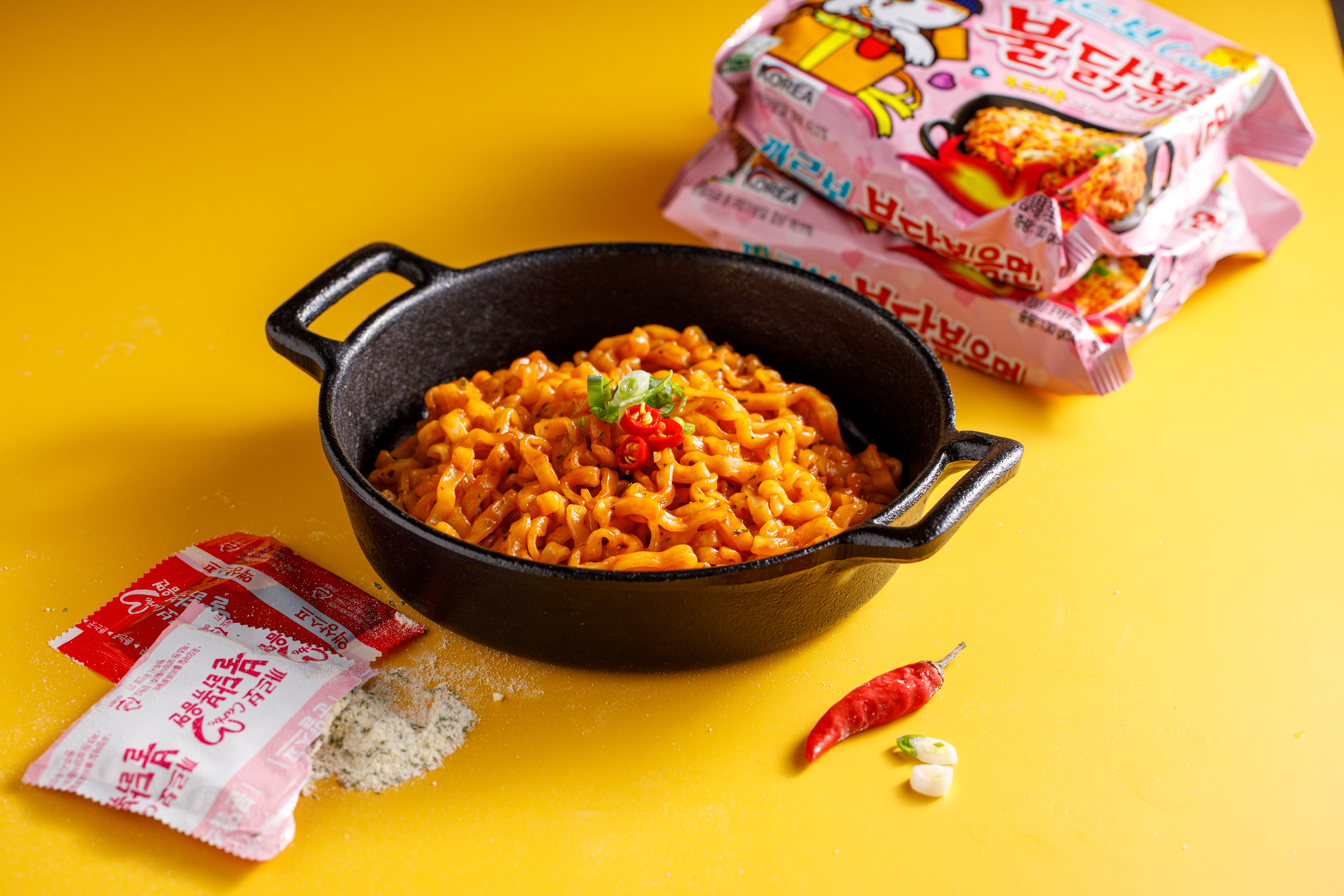 近期相當火紅的韓國泡麵「火辣雞肉風味鐵板炒麵」，口味辛嗆、後勁十足，能吃辣的也要小心食用。（170元／袋、4包）