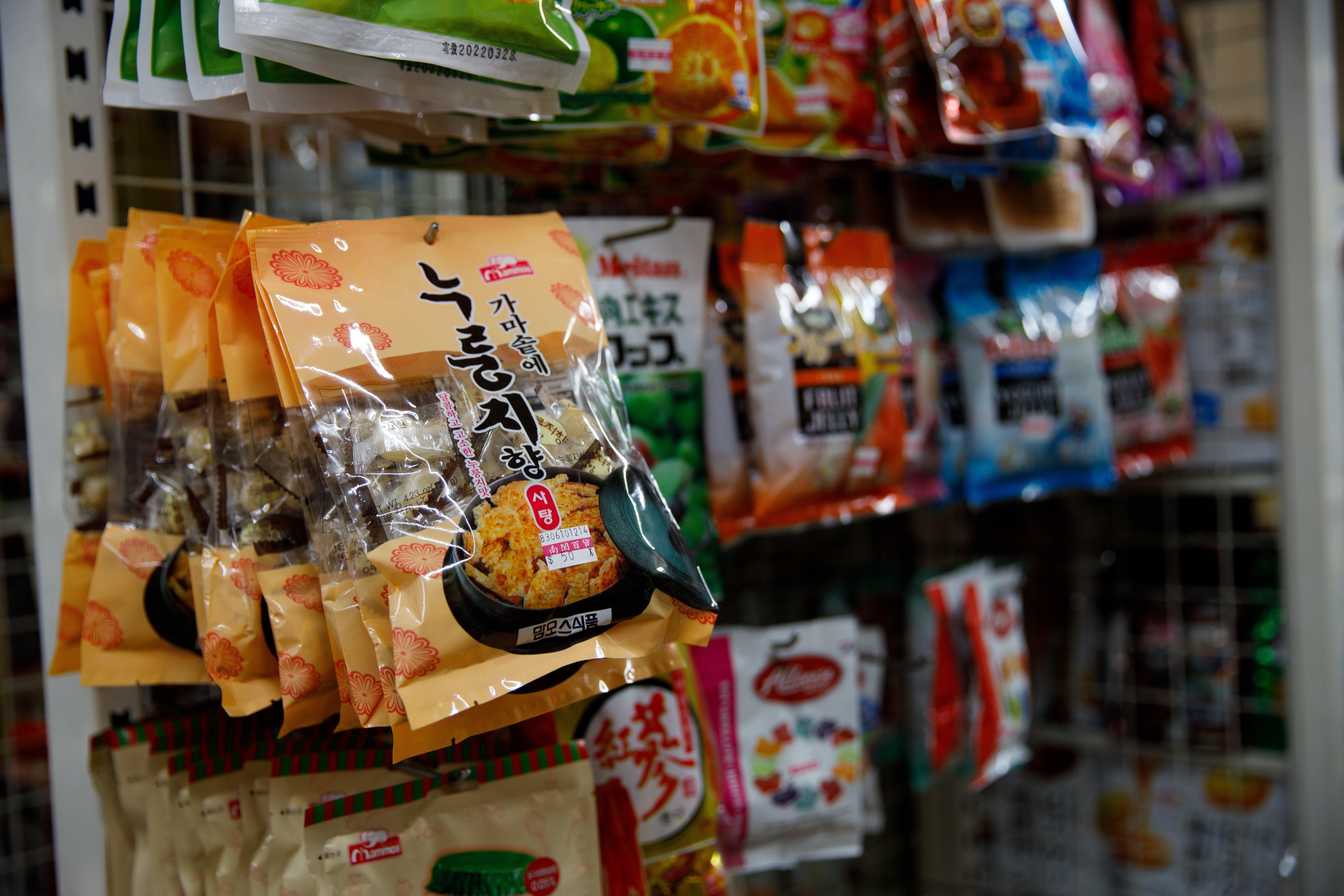 「鍋巴糖」的由來，是因為早期物資貧乏，韓國人把鍋底煮焦的米飯剷起來，沾點糖給小孩吃，甜甜又有米香的滋味，令人懷念。（50元／包）