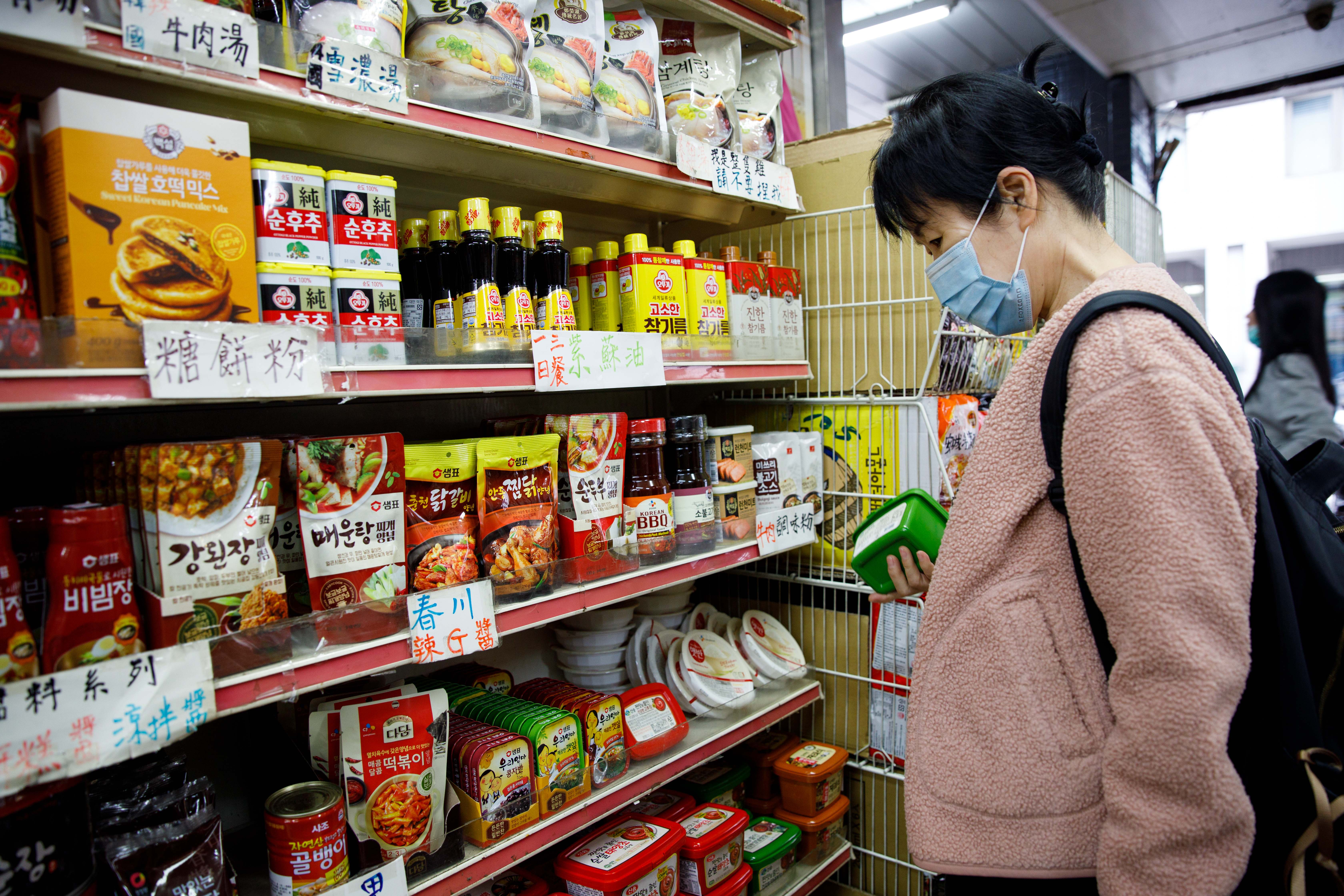 想要自製韓式料理，這裡有方便的醬料包。