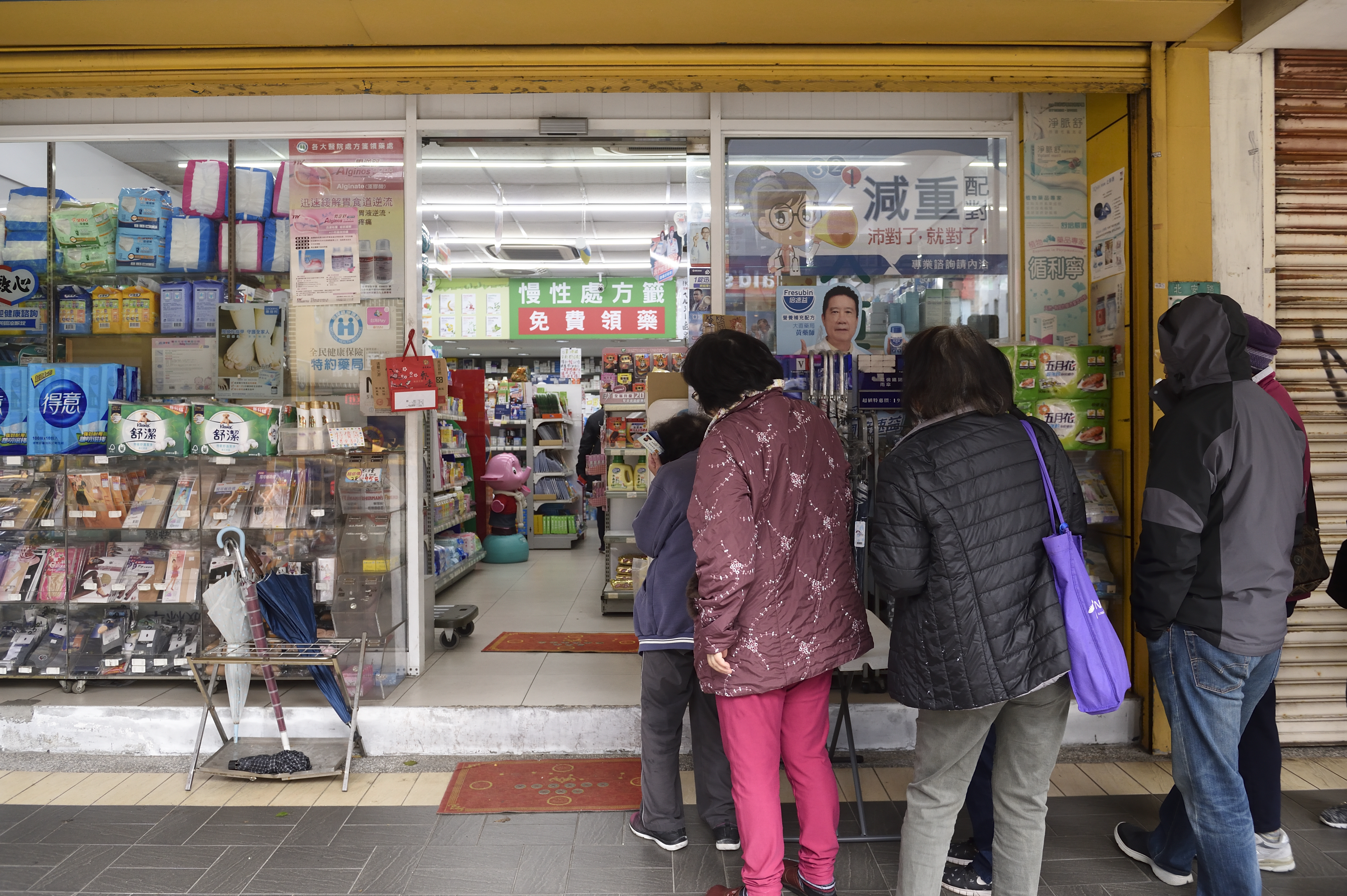 暖暖包缺貨的情景，讓人想起去年的「口罩之亂」，日前有網友比喻跪求暖暖包國家隊，圖為民眾至藥局排隊購買口罩。（本刊資料照）