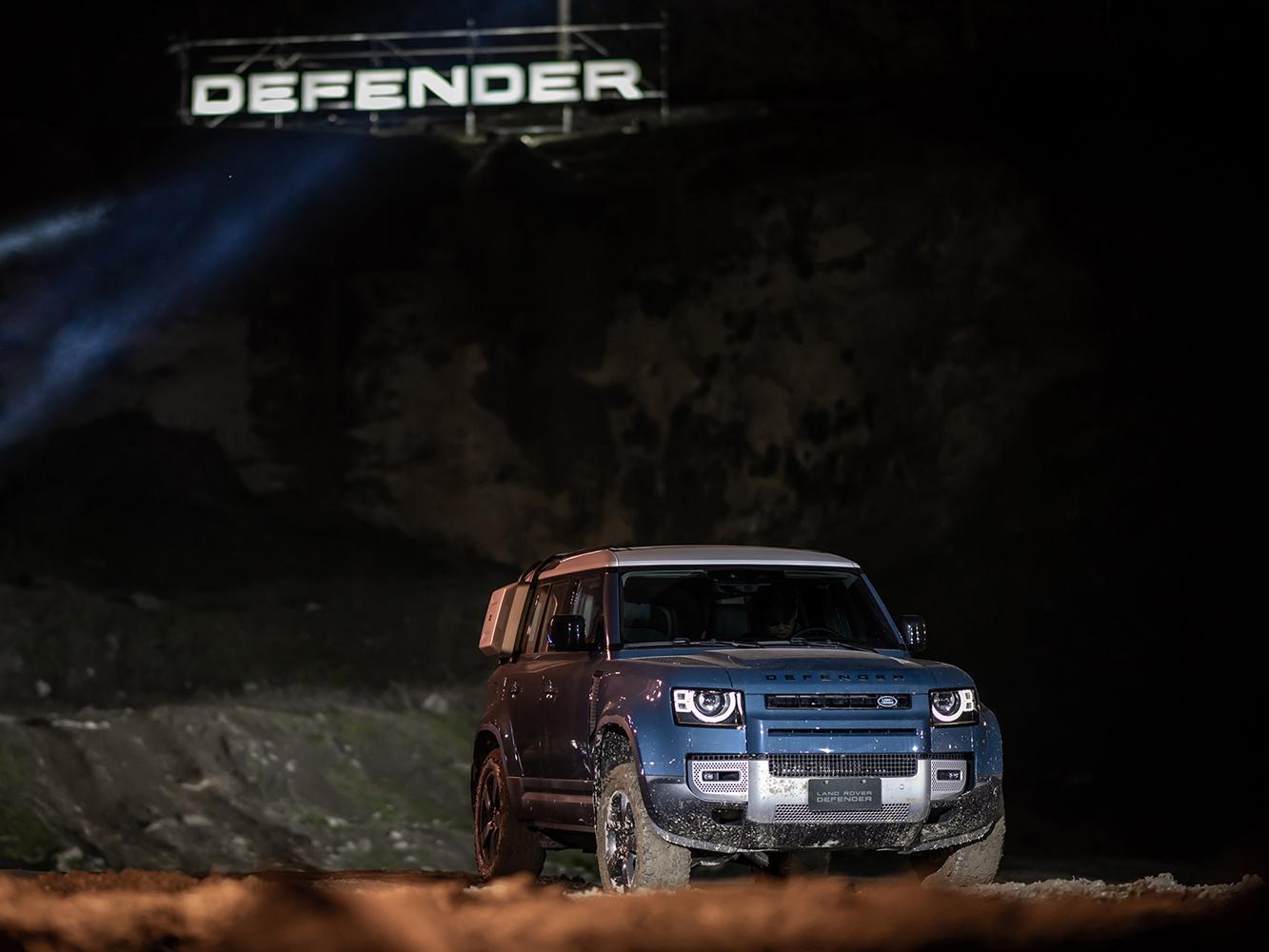 全新世代New Land Rover Defender首波導入110車型,車系編成包含3.0L I6 D250柴油搭配MHEV輕油電混合動力與2.0L P300 HSE汽油動力兩款配置。