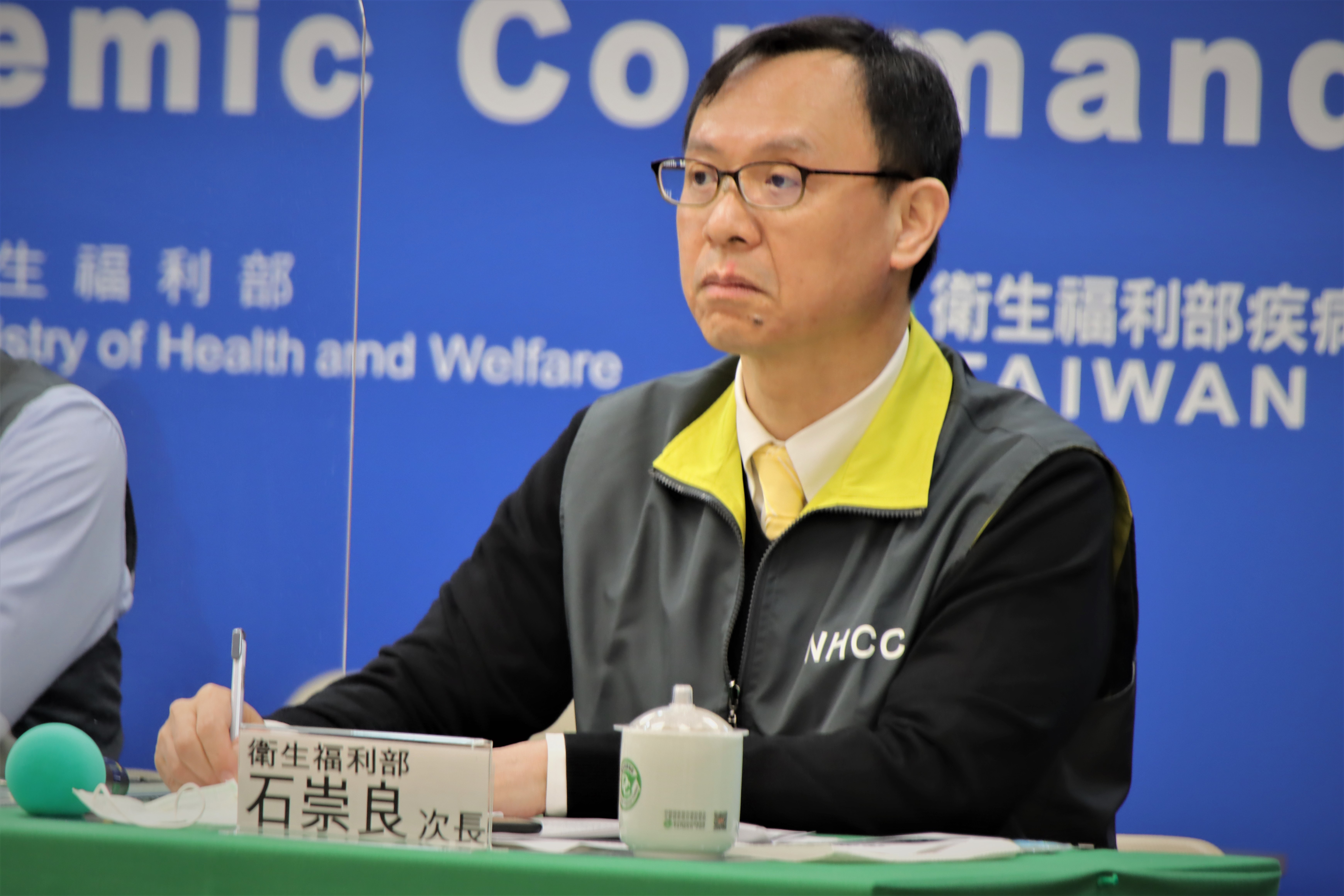 衛福部次長石崇良表示，今日確診醫師因公染疫，將獲得35萬元賠償金。（指揮中心提供）