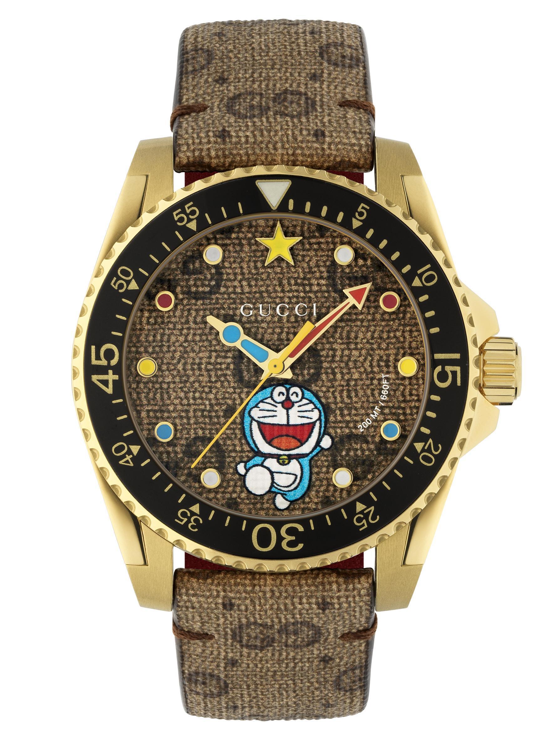 哆啦A夢GUCCI Dive系列腕錶。NT$51,000(古馳提供)