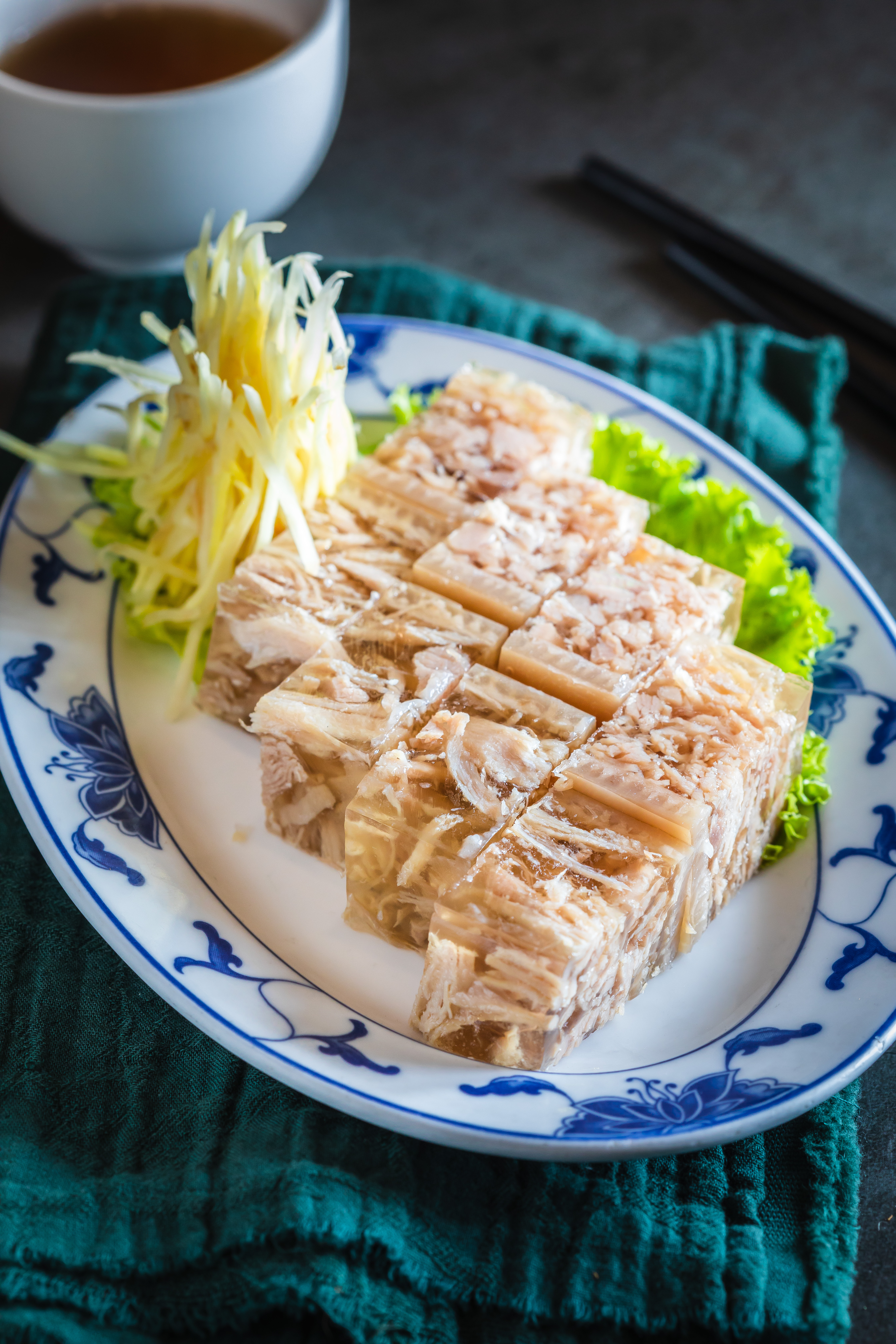 乍看Q如水晶凍的「肴肉」，口感卻很軟糯，豬的膠質夾著肉絲，鹹甘鮮滑。（140元／份）