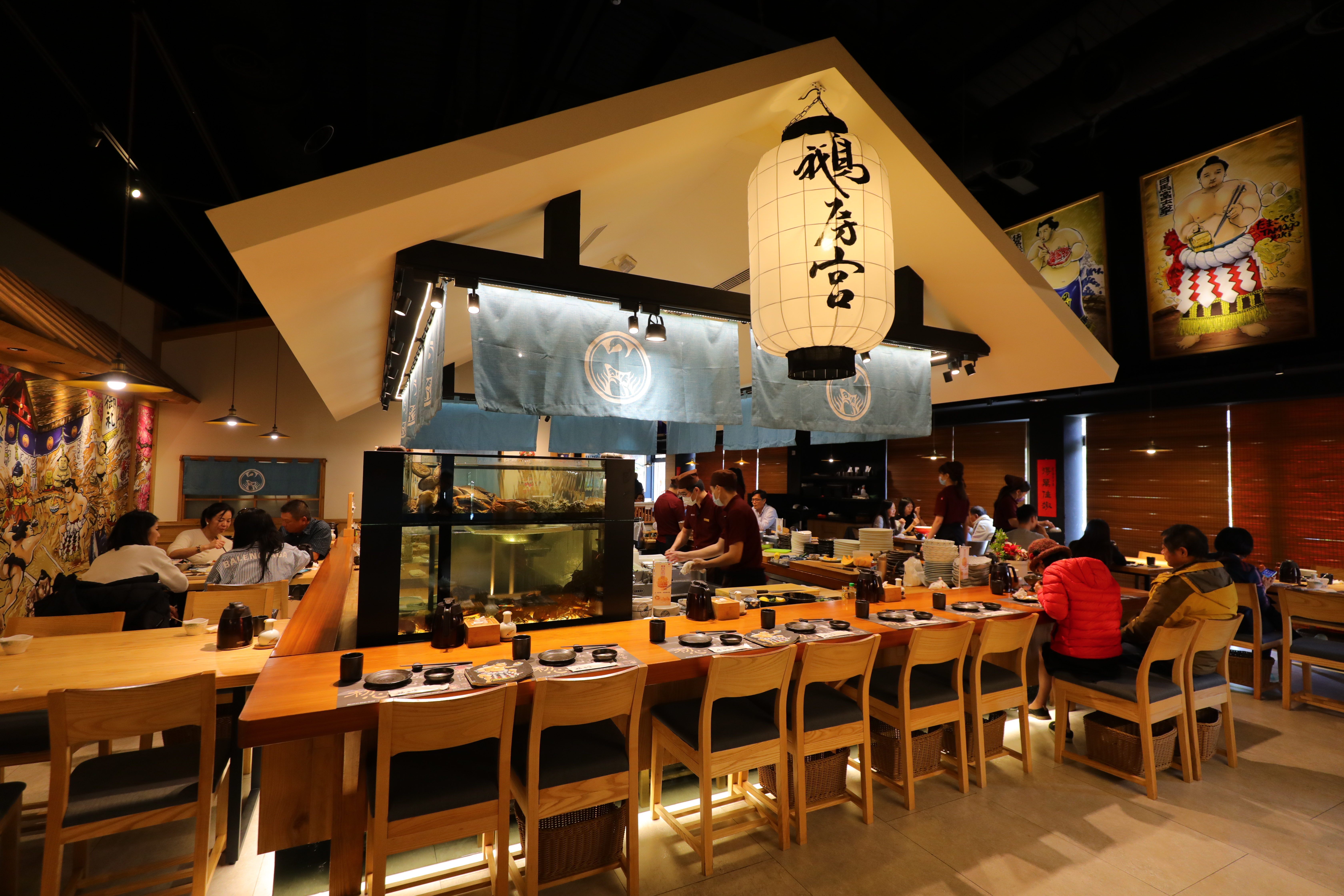 用餐空間有如搖滾區，圍繞著板前，能無死角欣賞師傅手藝。