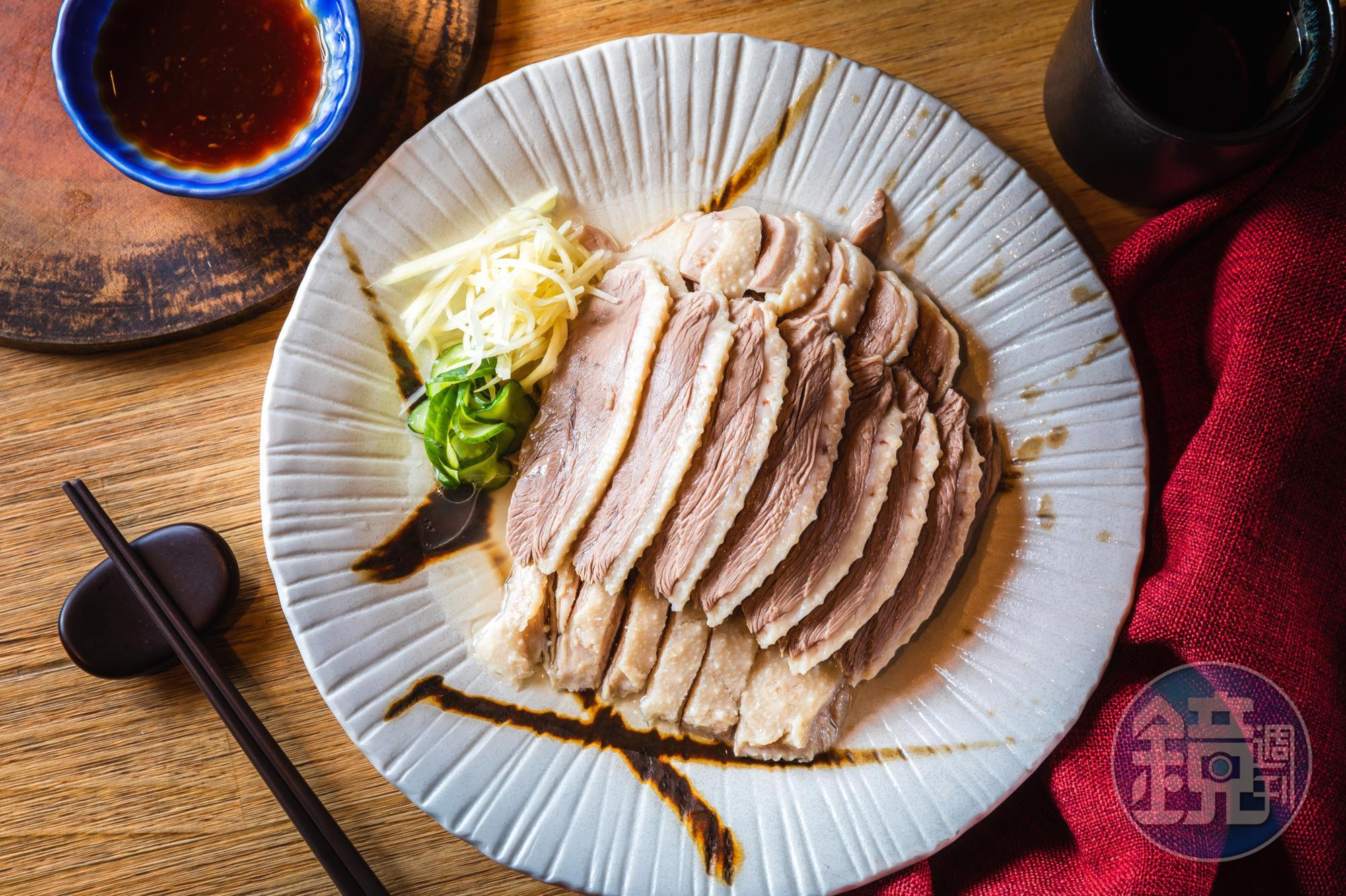 低溫浸熟的「無骨鵝肉切盤」平日每天限量10隻，肉香汁甜。（520元／大盤）