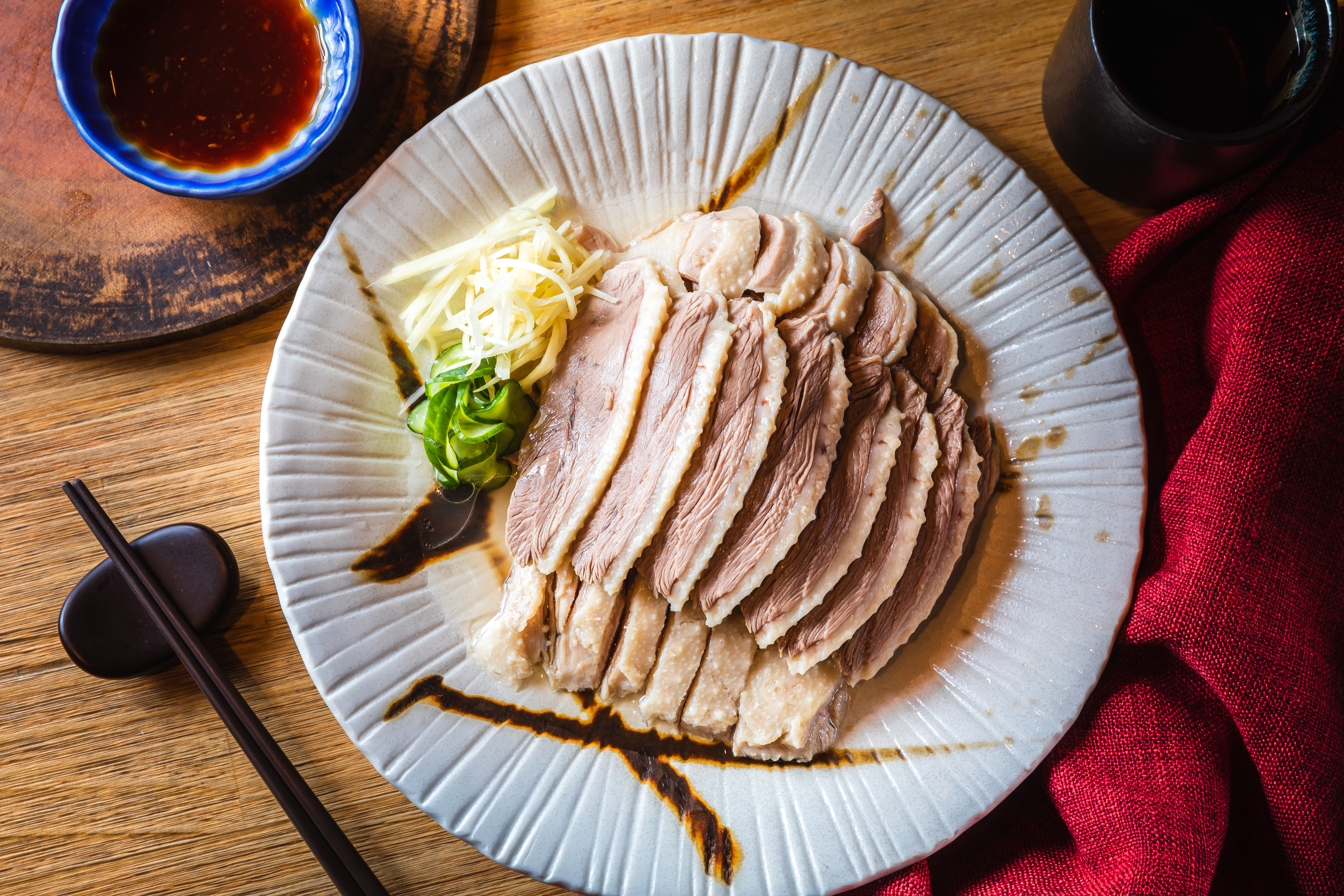 低溫浸熟的「無骨鵝肉切盤」平日每天限量10隻,肉香汁甜。(520元/大盤)