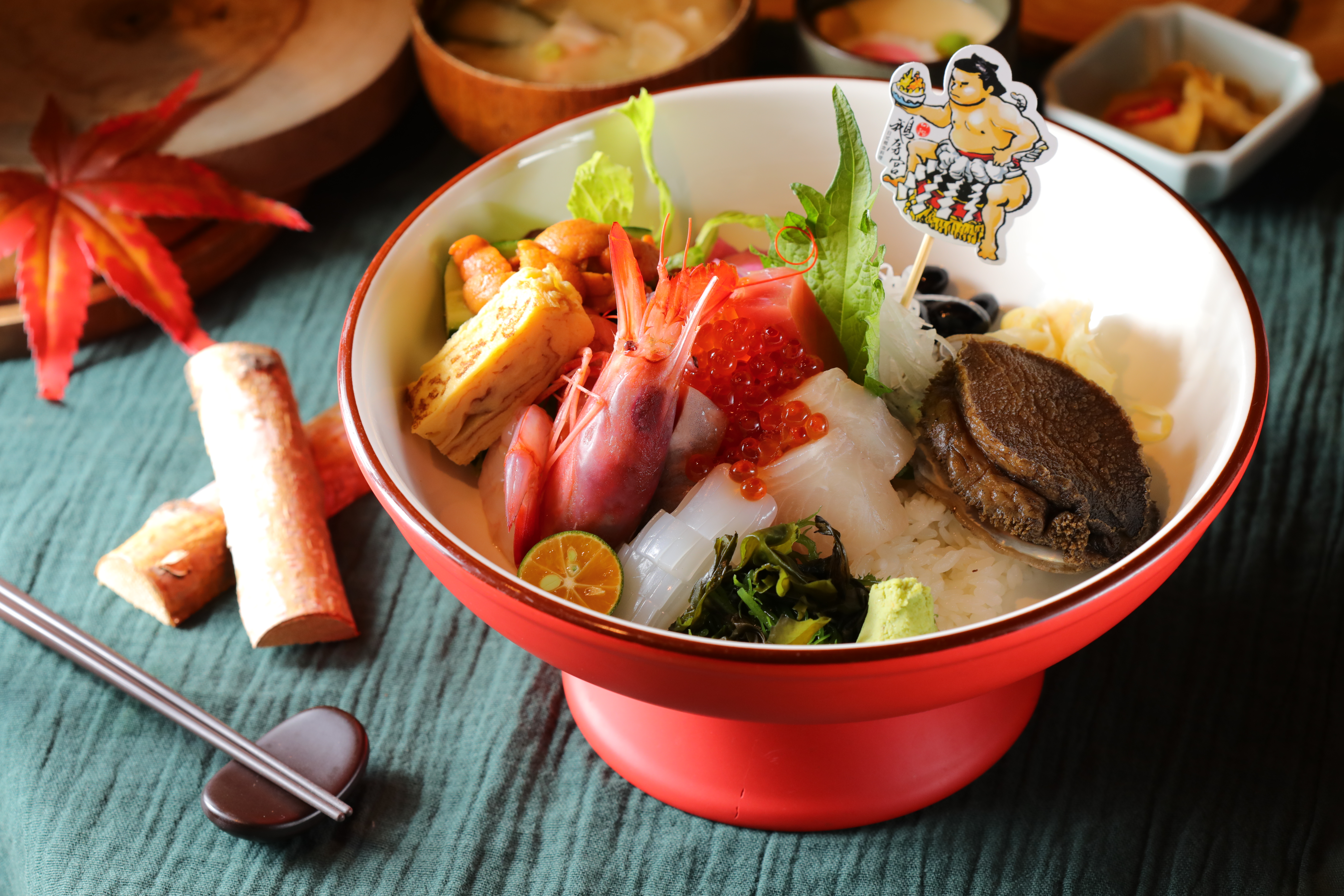 「海底總動員」是豪華澎湃的海鮮丼，多人共享也夠飽足。（880元／份）
