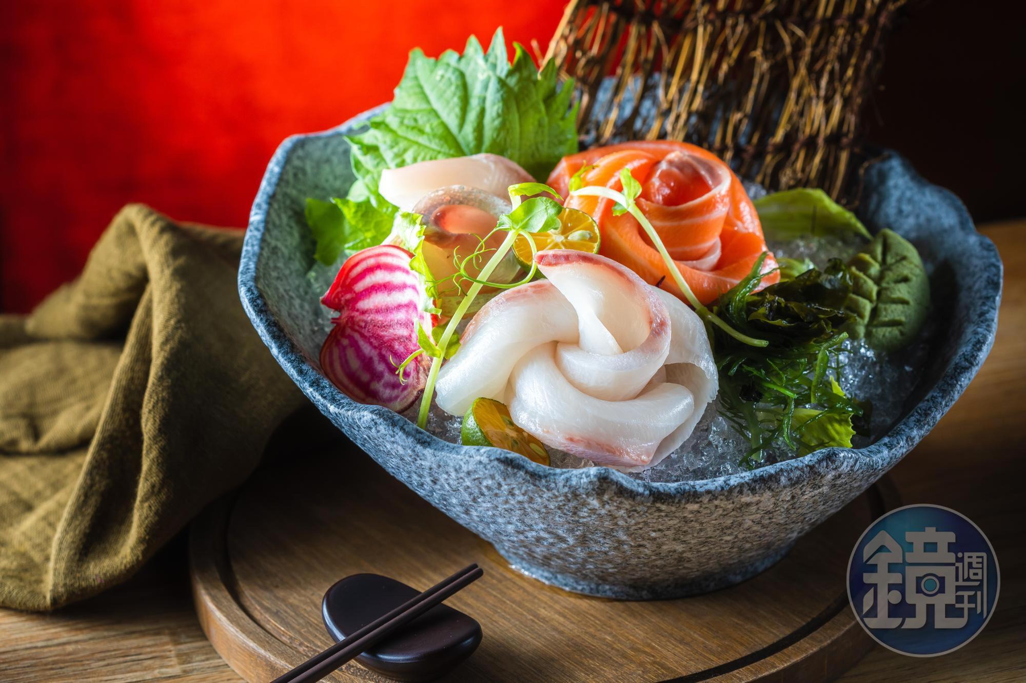 「綜合生魚片」魚鮮隨季節更換，鮭魚、海鱺、紅魽或甜或脆或嫩，說明新鮮無敵。（800元／大份）