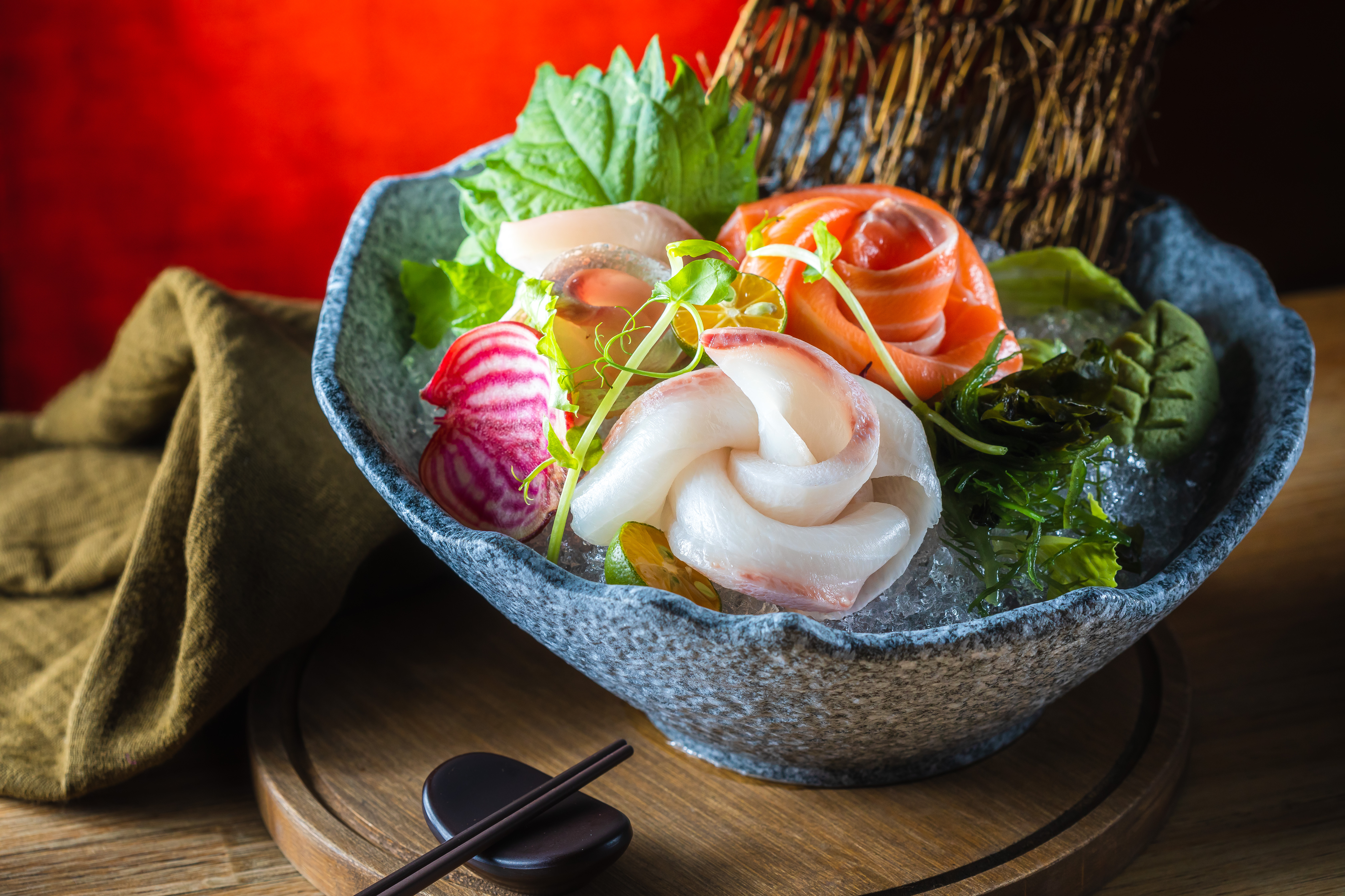 「綜合生魚片」魚鮮隨季節更換,鮭魚、海鱺、紅魽或甜或脆或嫩,說明新鮮無敵。(800元/大份)