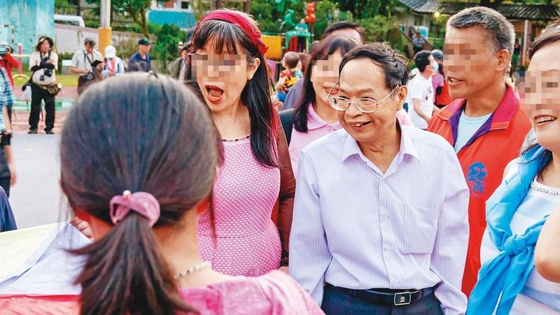 涉嫌犯下多起犯行的中華中正黨榮譽主席少龍，今傳出以300萬元交保。（翻攝自少龍粉絲團臉書）